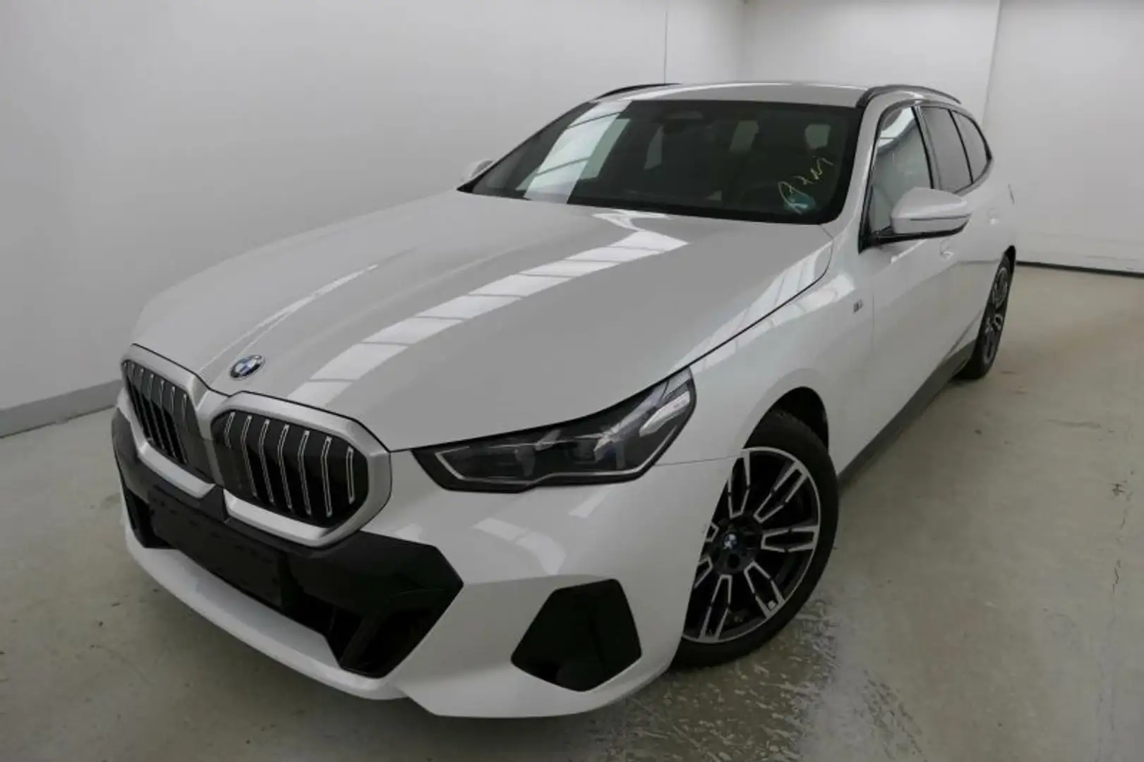 BMW 520 i AT M Sport LED ACC AHK DAB Hifi Parkas Sthz Weiß - 2