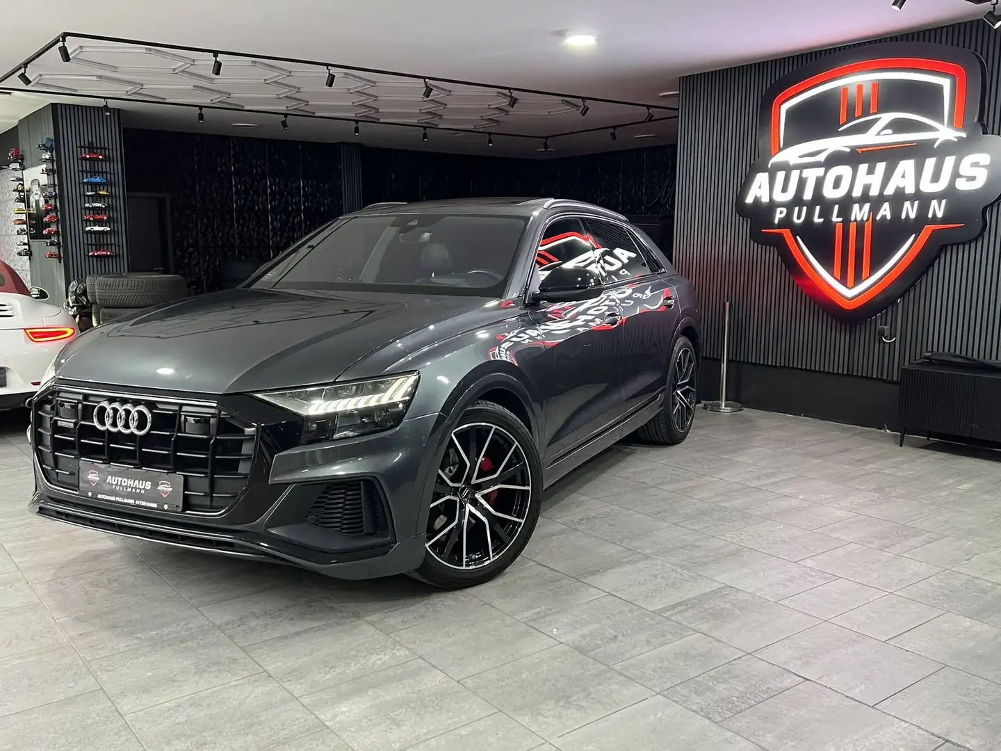 Audi Q8 50 TDI quattro +S Line +PANO+AHK+HEADUP+UVM. Grau - 1