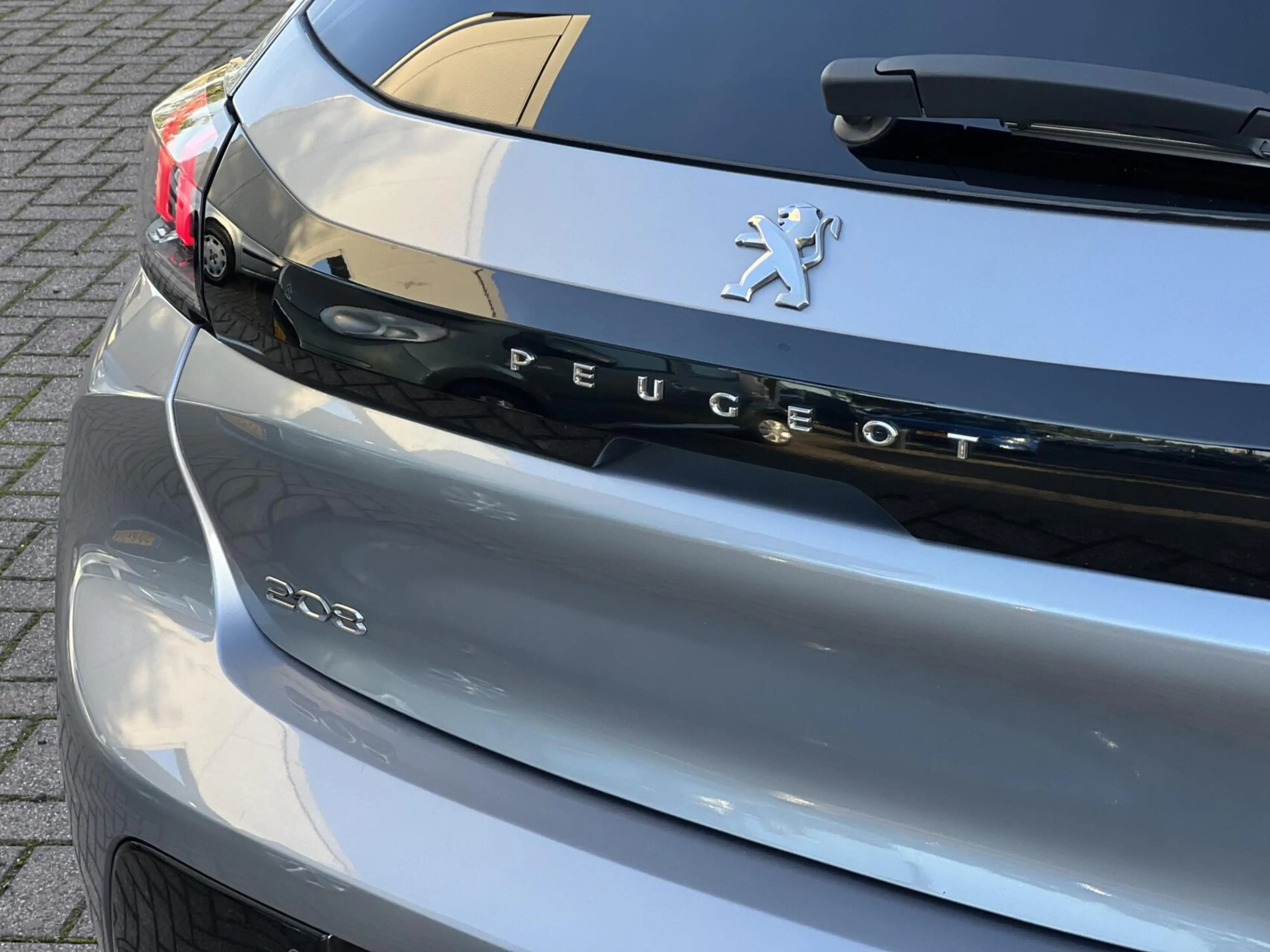 Peugeot 208 1.2 PureTech Allure Pack Full Options Dealer NAP — photo 17