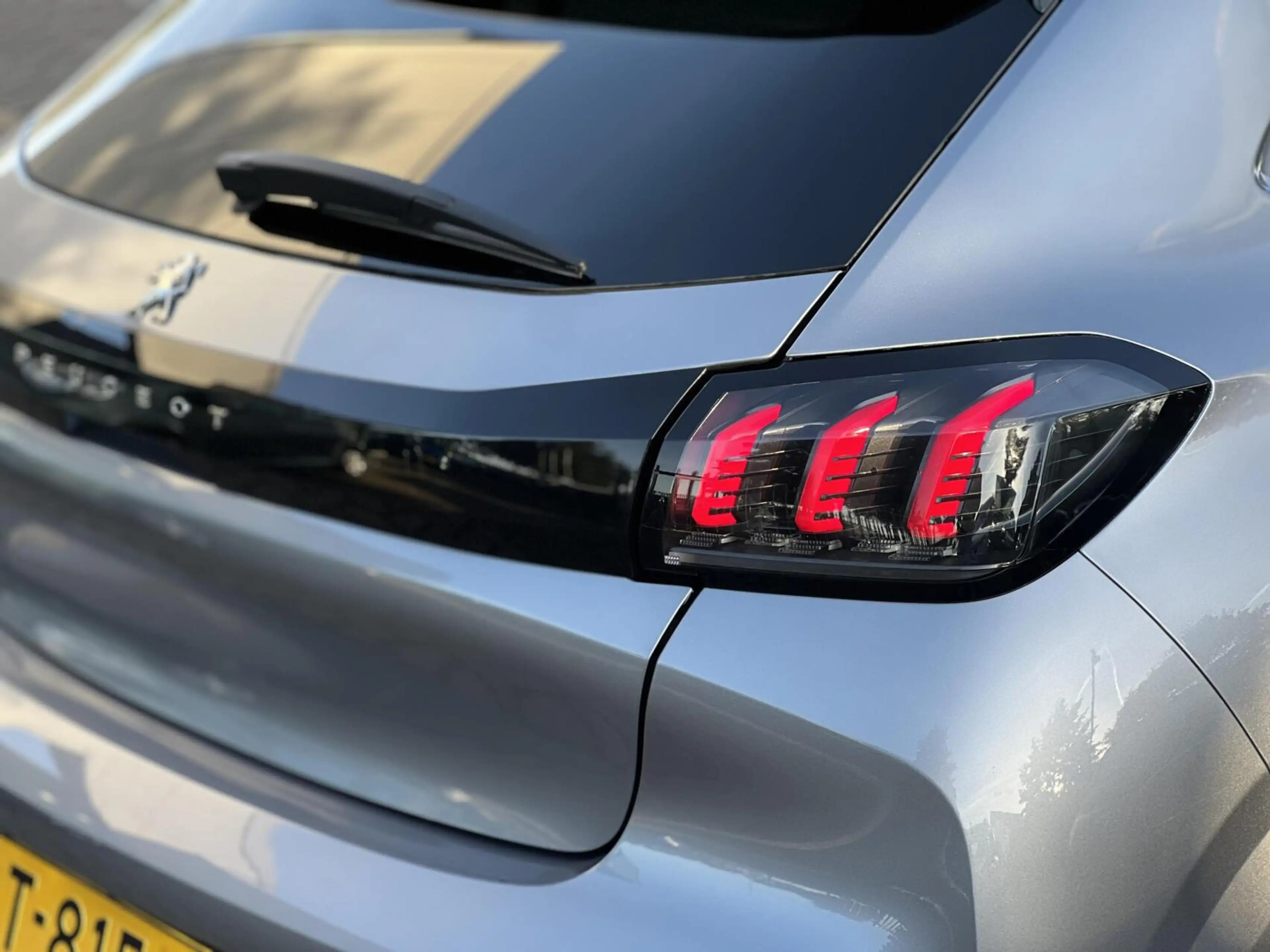 Peugeot 208 1.2 PureTech Allure Pack Full Options Dealer NAP — photo 18