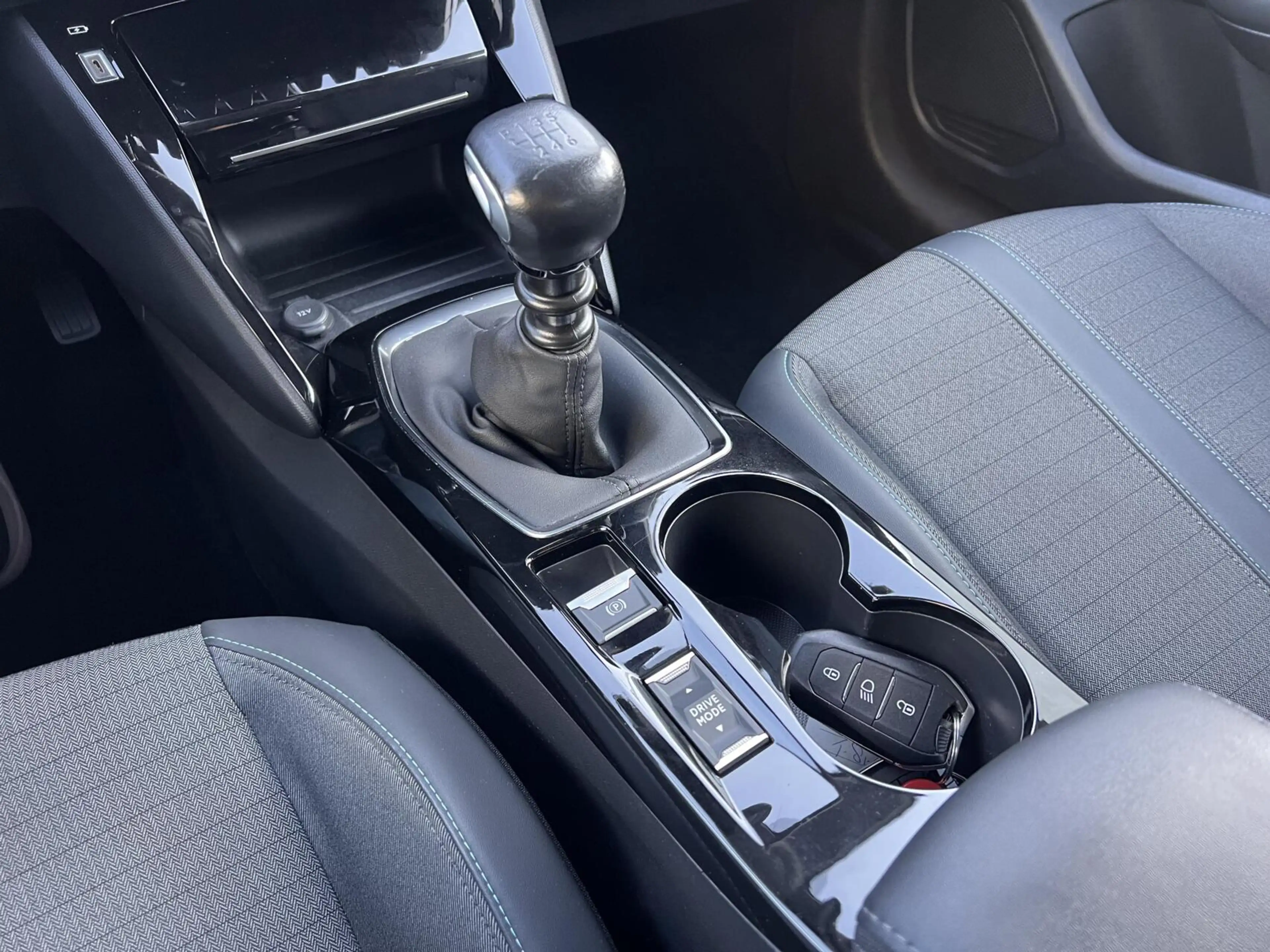 Peugeot 208 1.2 PureTech Allure Pack Full Options Dealer NAP — photo 37
