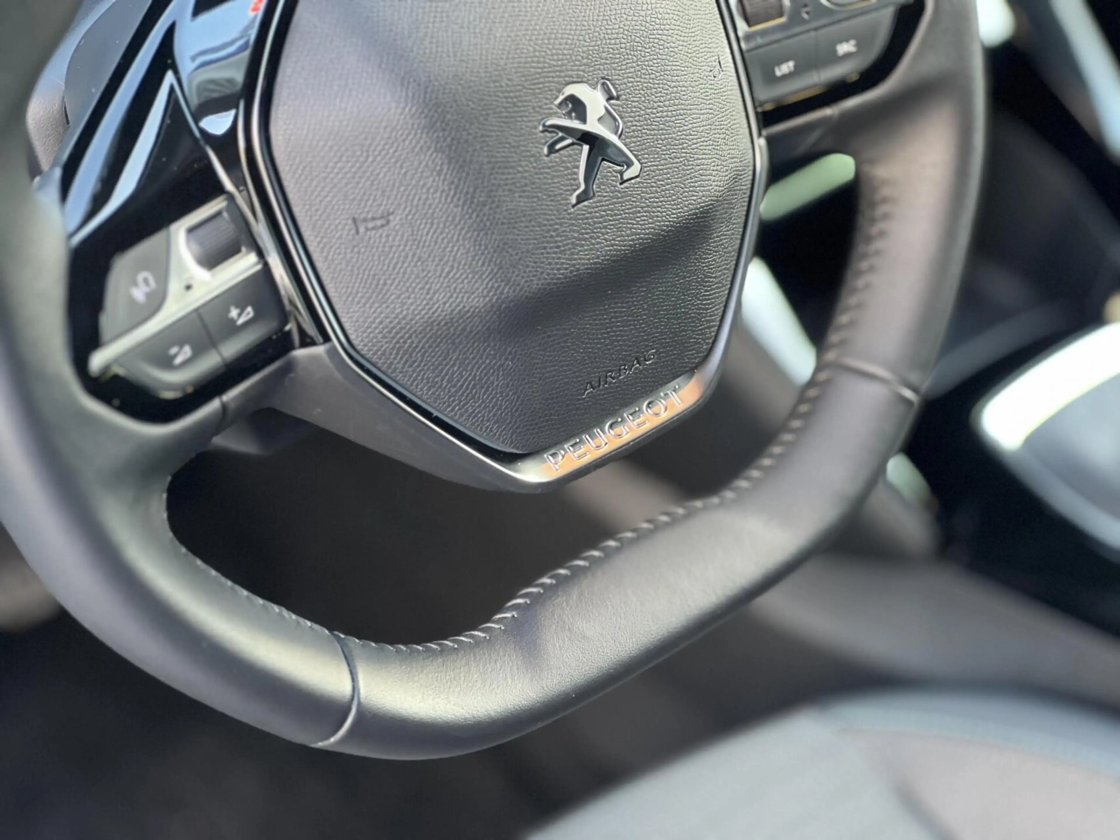 Peugeot 208 1.2 PureTech Allure Pack Full Options Dealer NAP — photo 42
