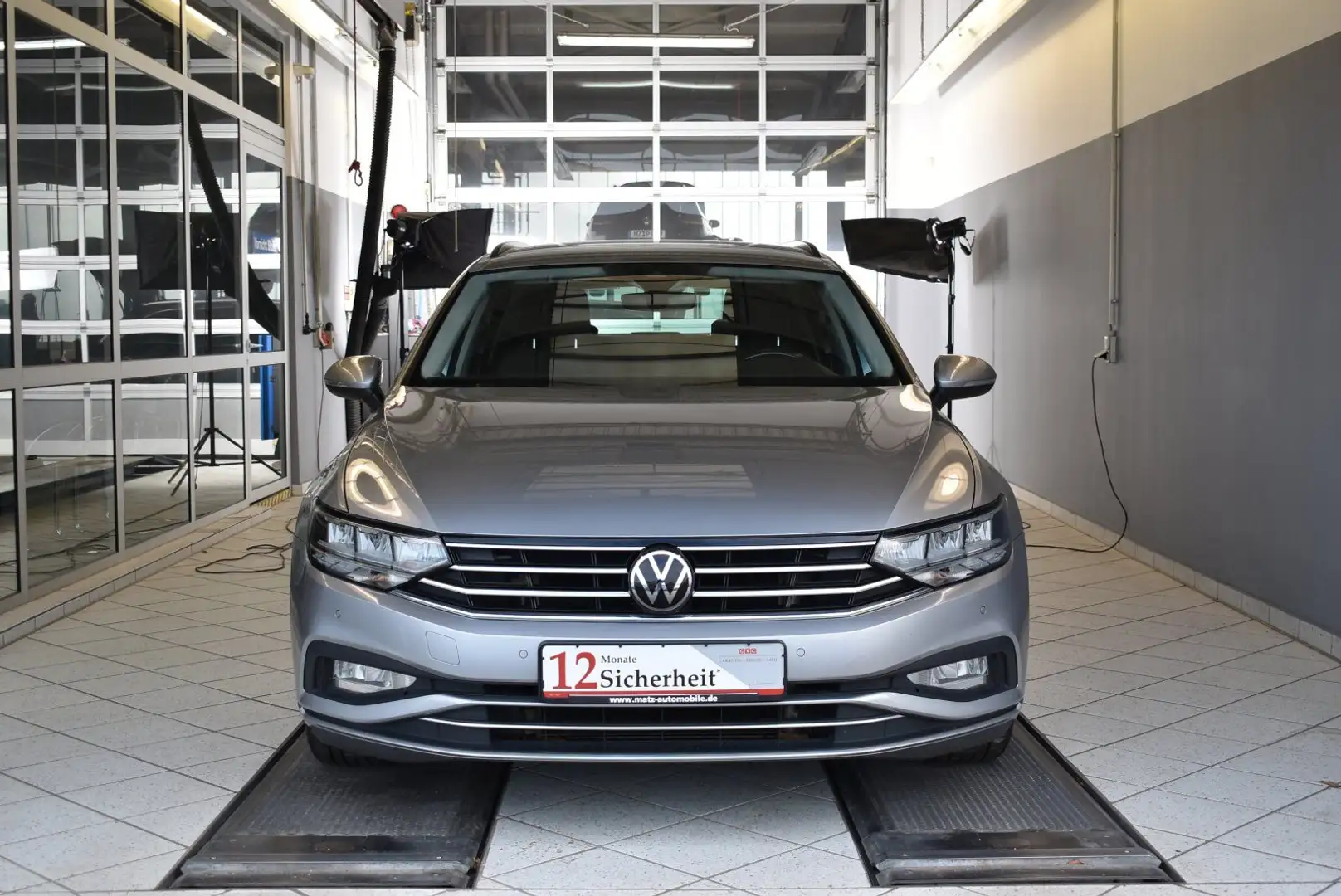 Volkswagen Passat Variant 2.0TDI Business DSG*AHK*LED Silber - 2