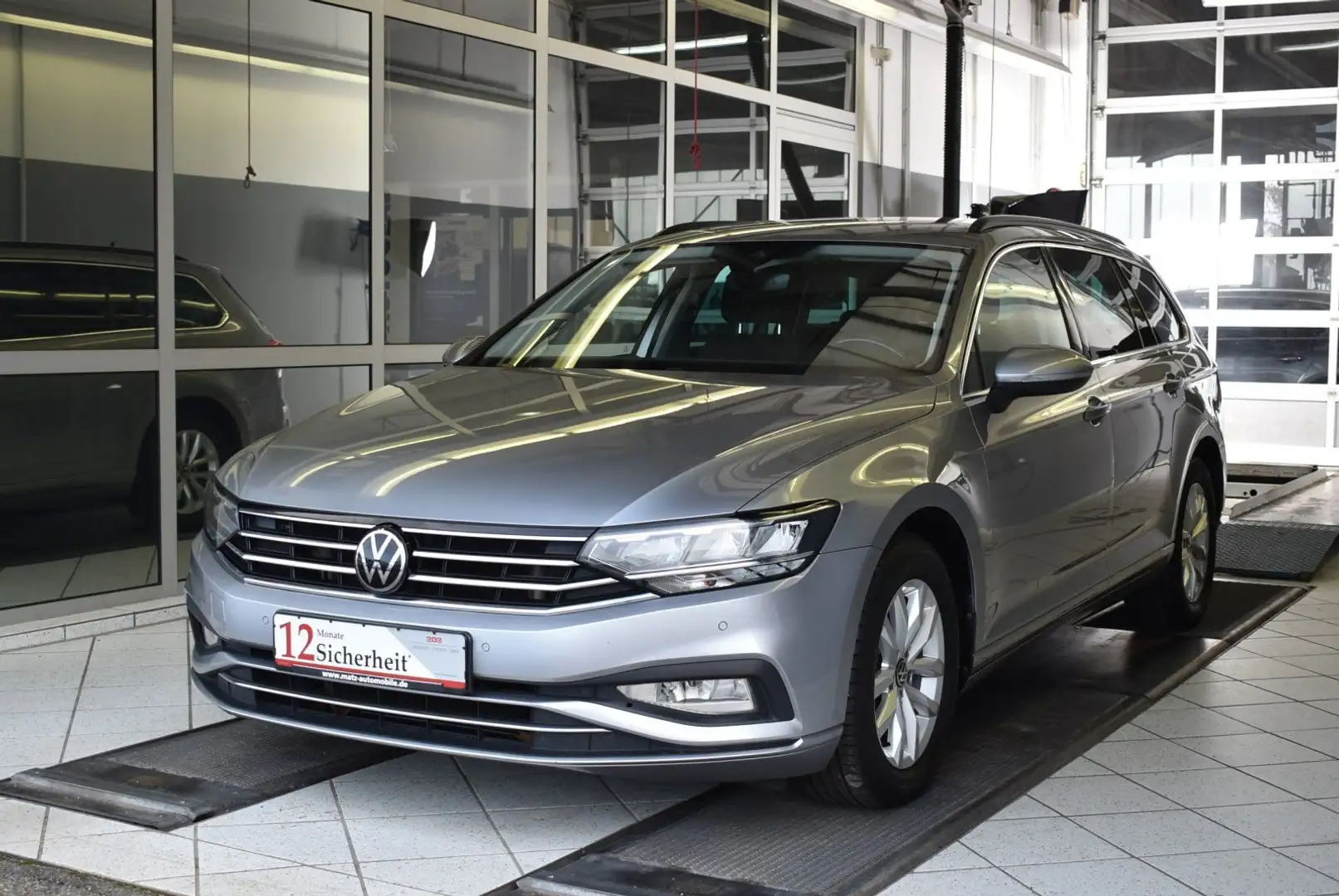 Volkswagen Passat Variant 2.0TDI Business DSG*AHK*LED Silber - 1