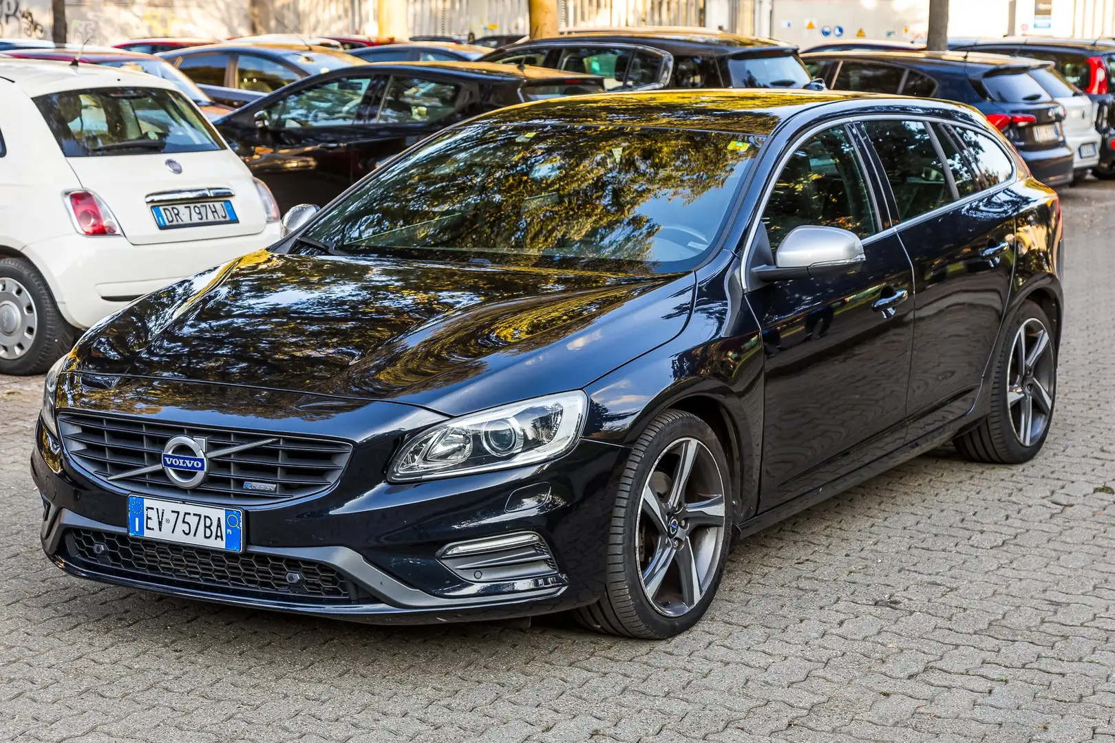 Volvo V60 V60 2014 2.0 d4 R-design Momentum 181cv geartronic Nero - 1