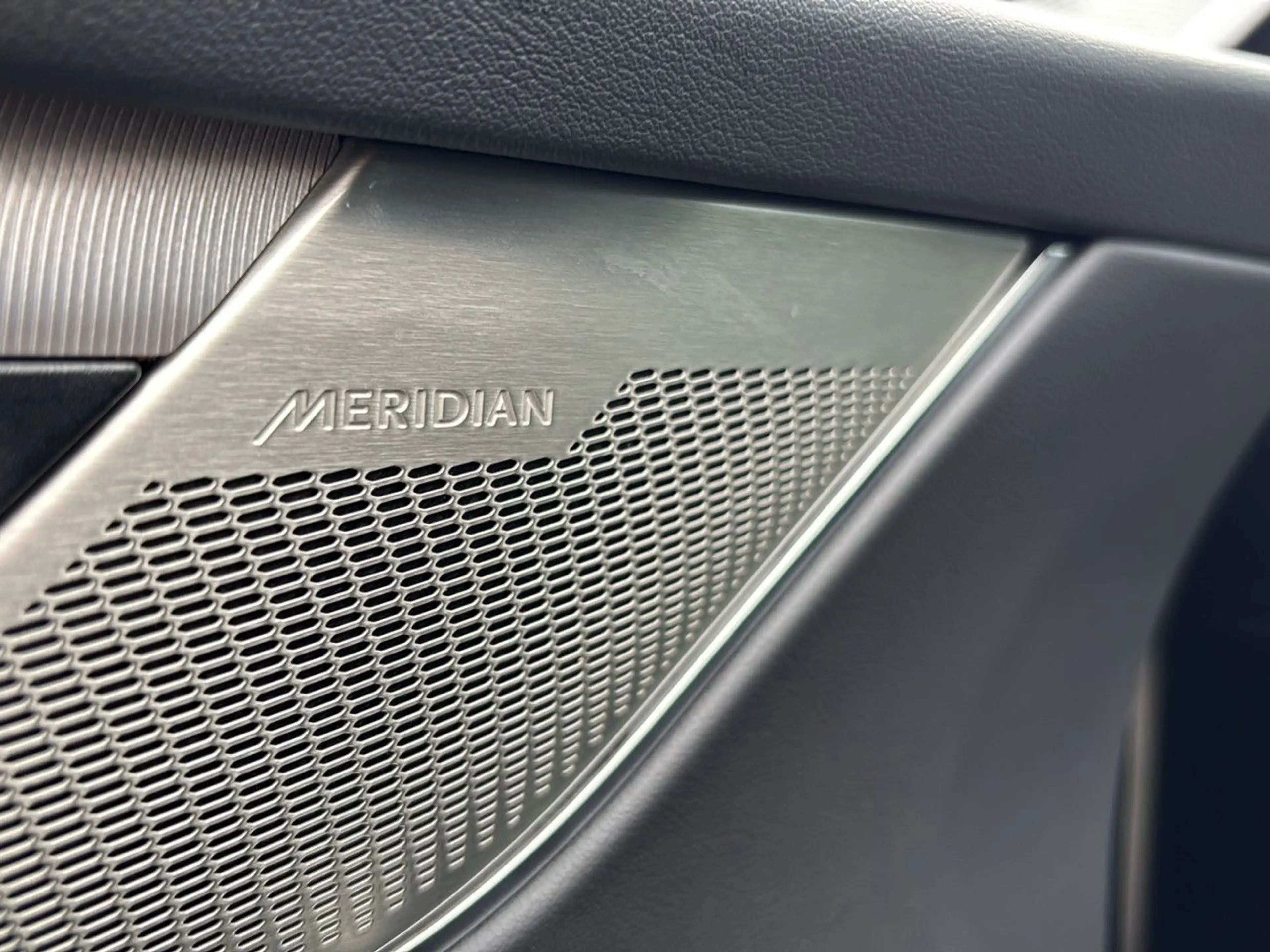 Jaguar F-Pace R-Dynamic S AWD Plug-In Hybrid Bluetooth — photo 23