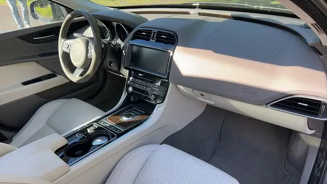 Jaguar XE view 10
