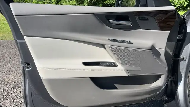 Jaguar XE view 7