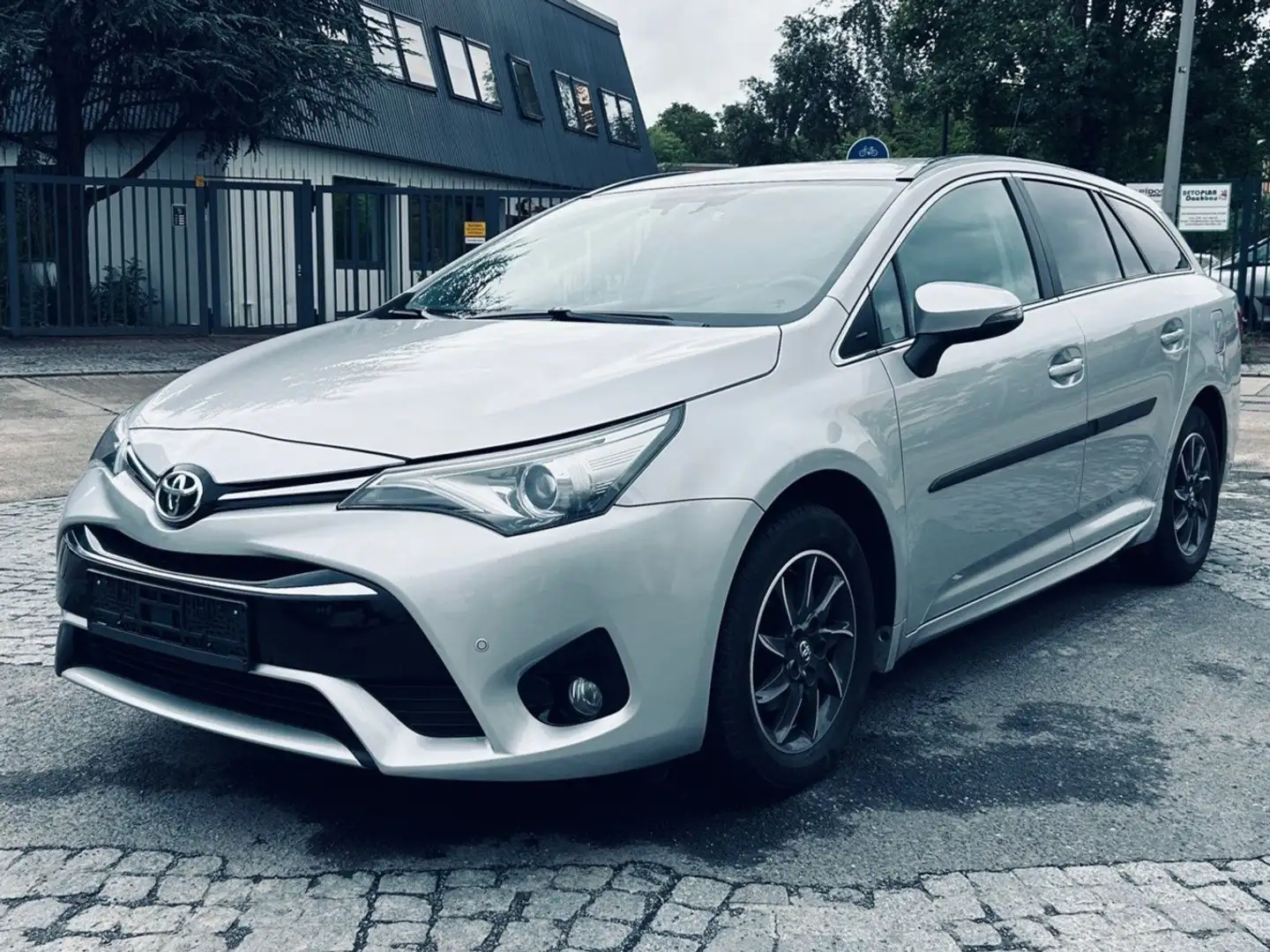 Toyota Avensis Business Edition Gris - 1