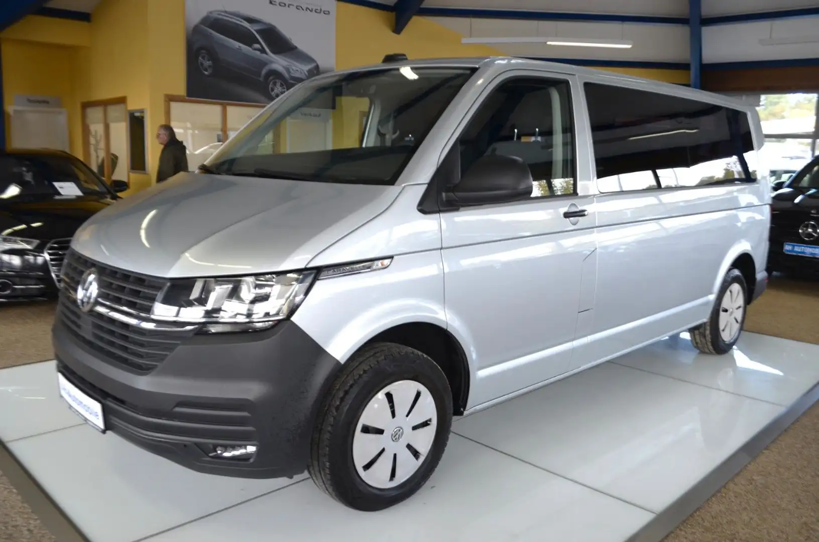 Volkswagen T6 Caravelle Kombi Trendline NAVI / R-KAMERA Silber - 1