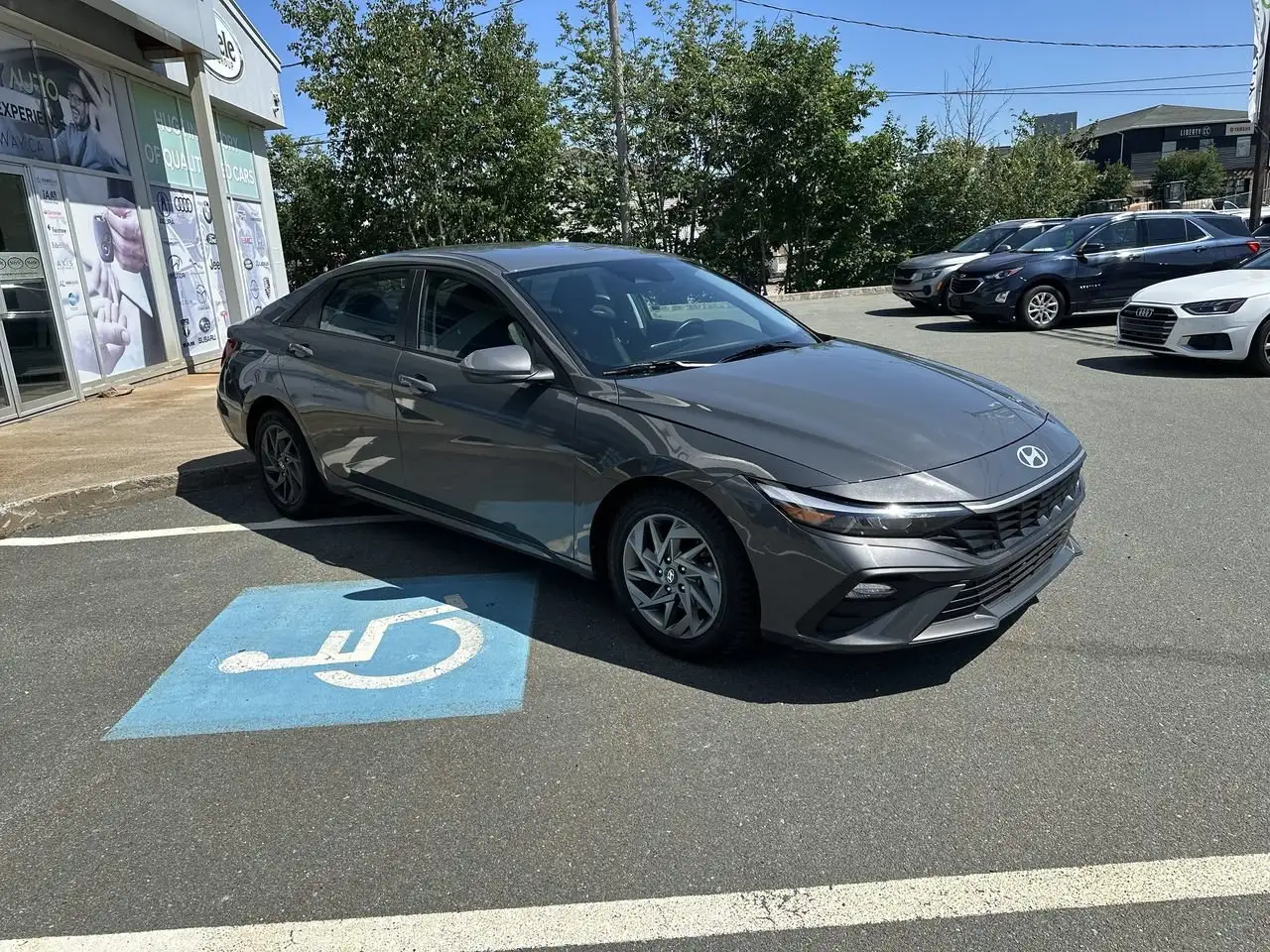 Hyundai ELANTRA photo Hyundai ELANTRA