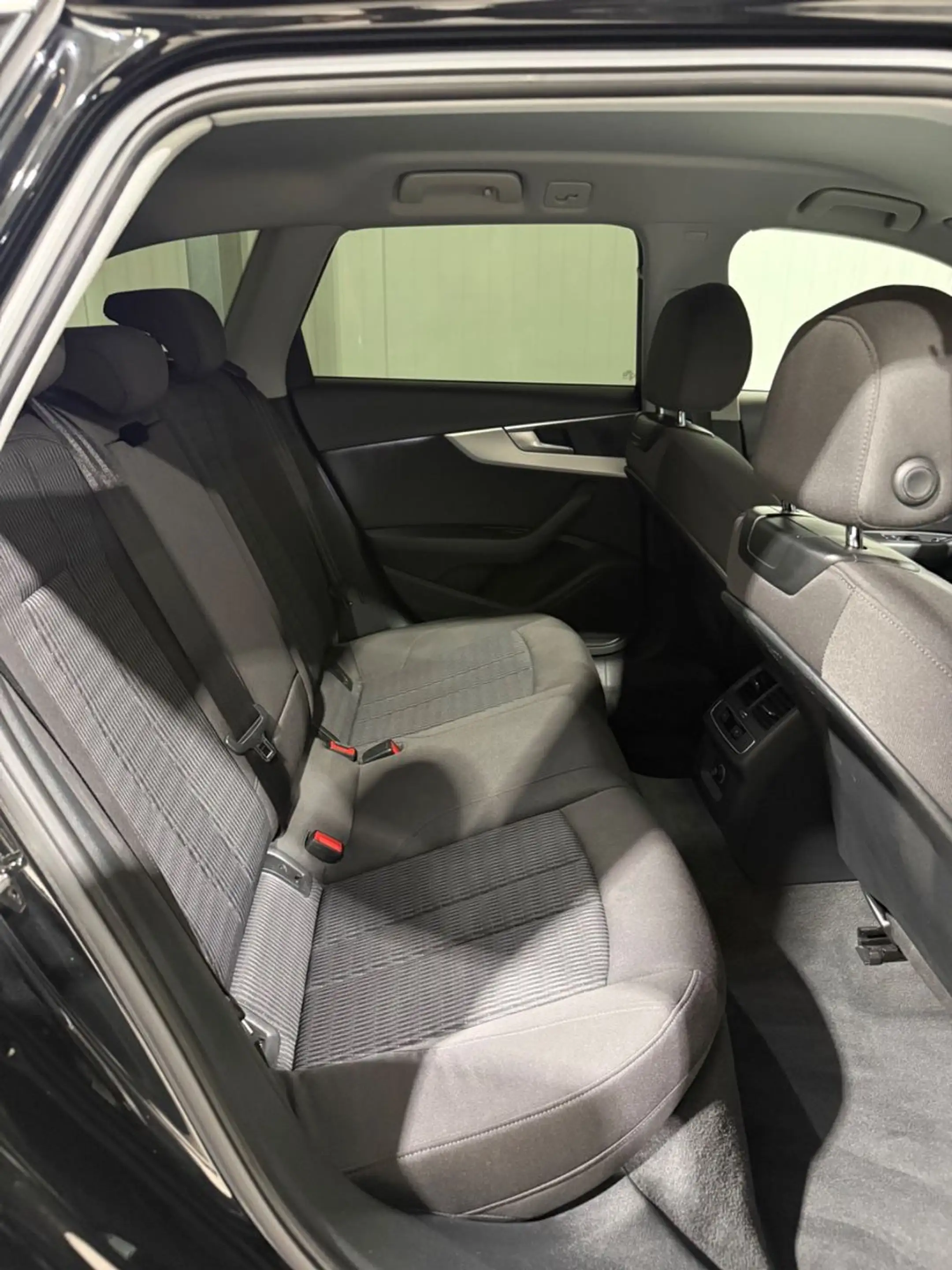 Audi A4 Avant 35 TDI S-Line design, Standhzg, Massage — photo 14