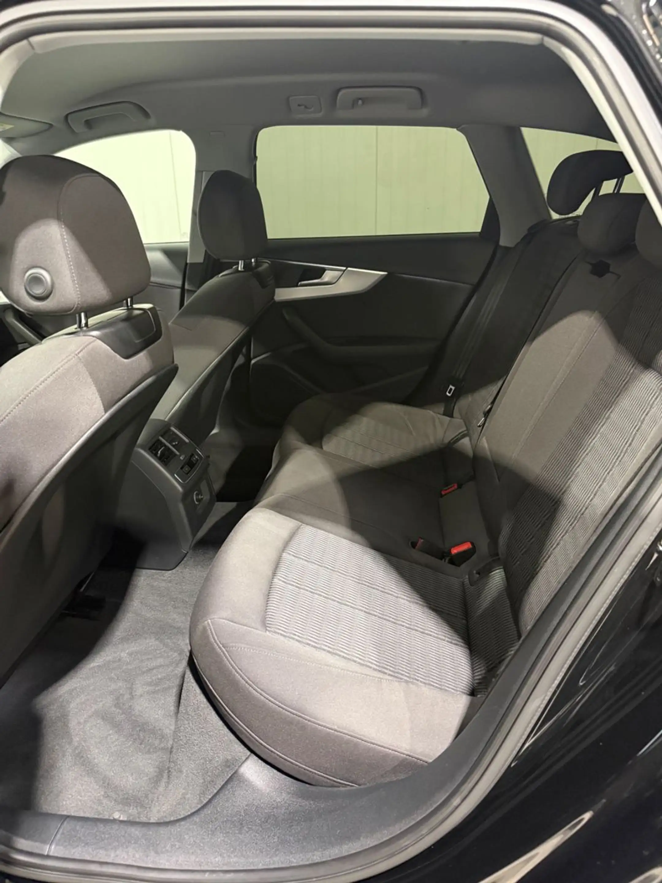 Audi A4 Avant 35 TDI S-Line design, Standhzg, Massage — photo 13
