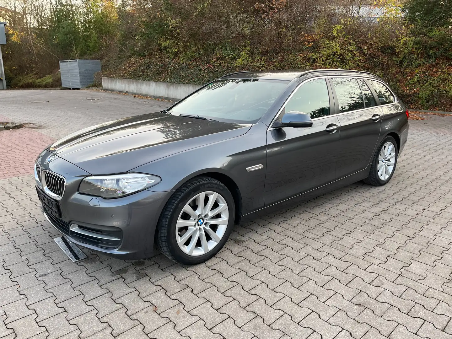 BMW 518 d Touring Leder SH  SHZ Navi Unfallfrei Gris - 2