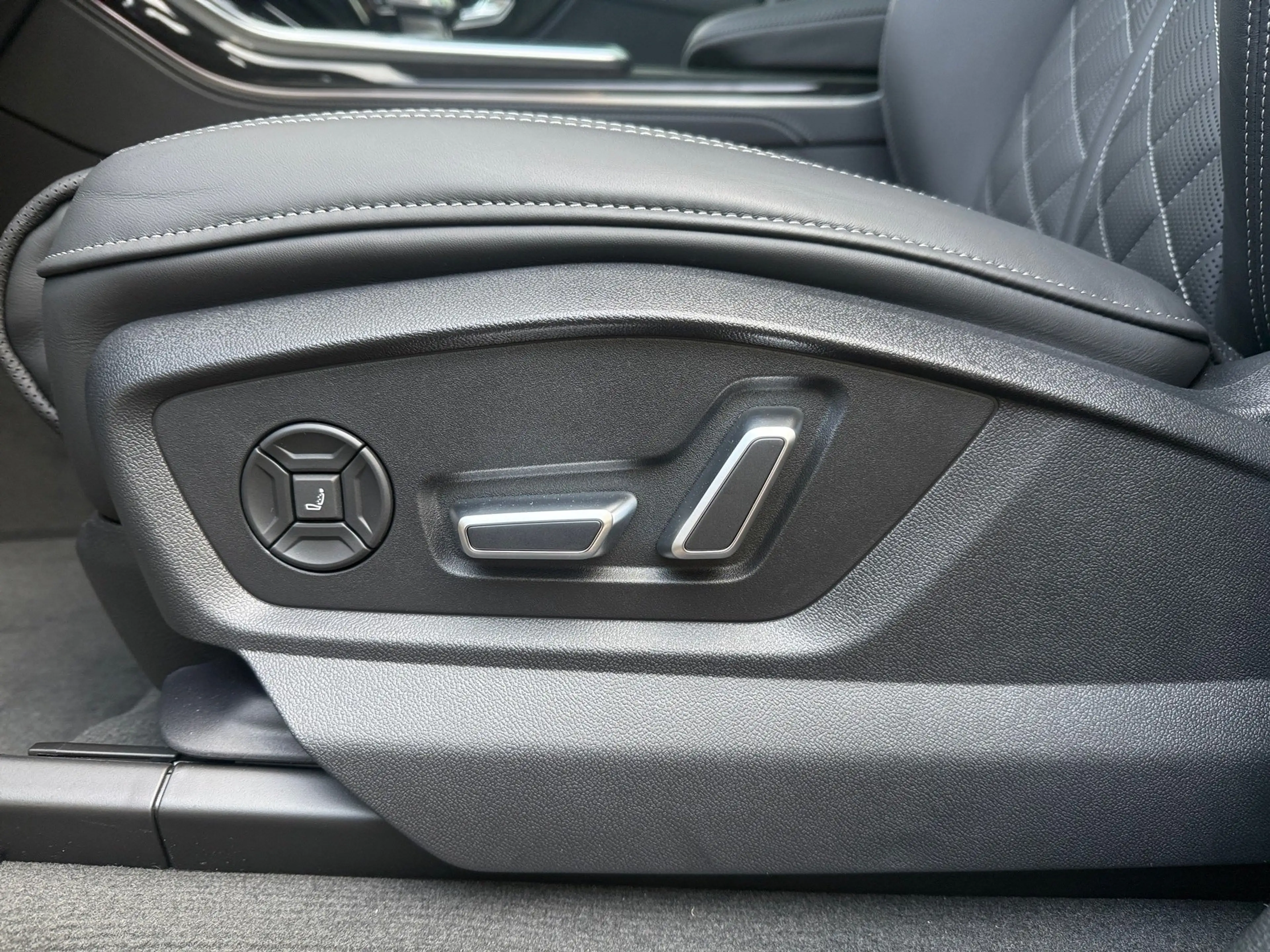 Audi SQ8 SUV TFSI Tiptronic HeadUp AHK Laser Pano Softcl Fa — photo 10