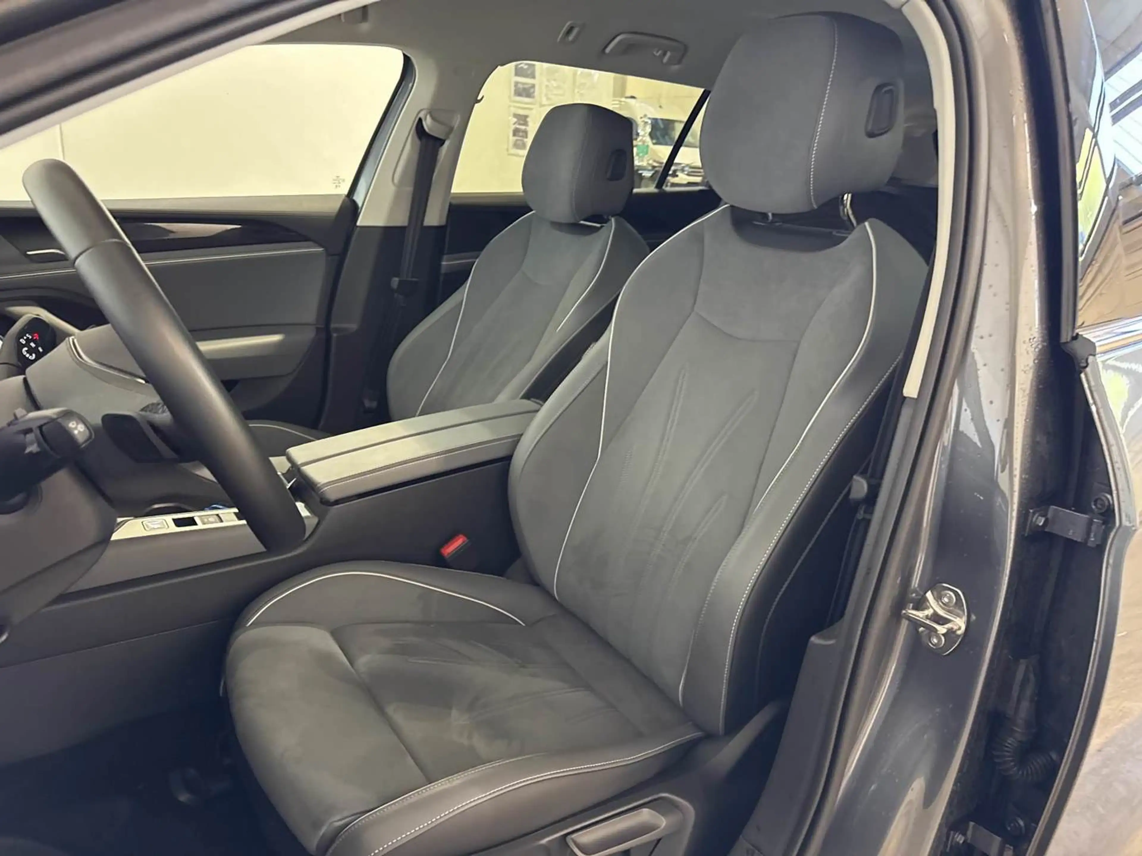 Volkswagen Passat Variant 2.0 TDI DSG Business Leder LED Massage ACC HuD 8-fach — photo 4
