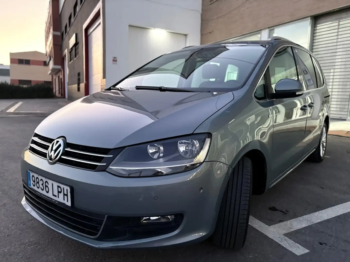 Volkswagen Sharan 2.0TDI Sport 4Motion 140 Gris - 2