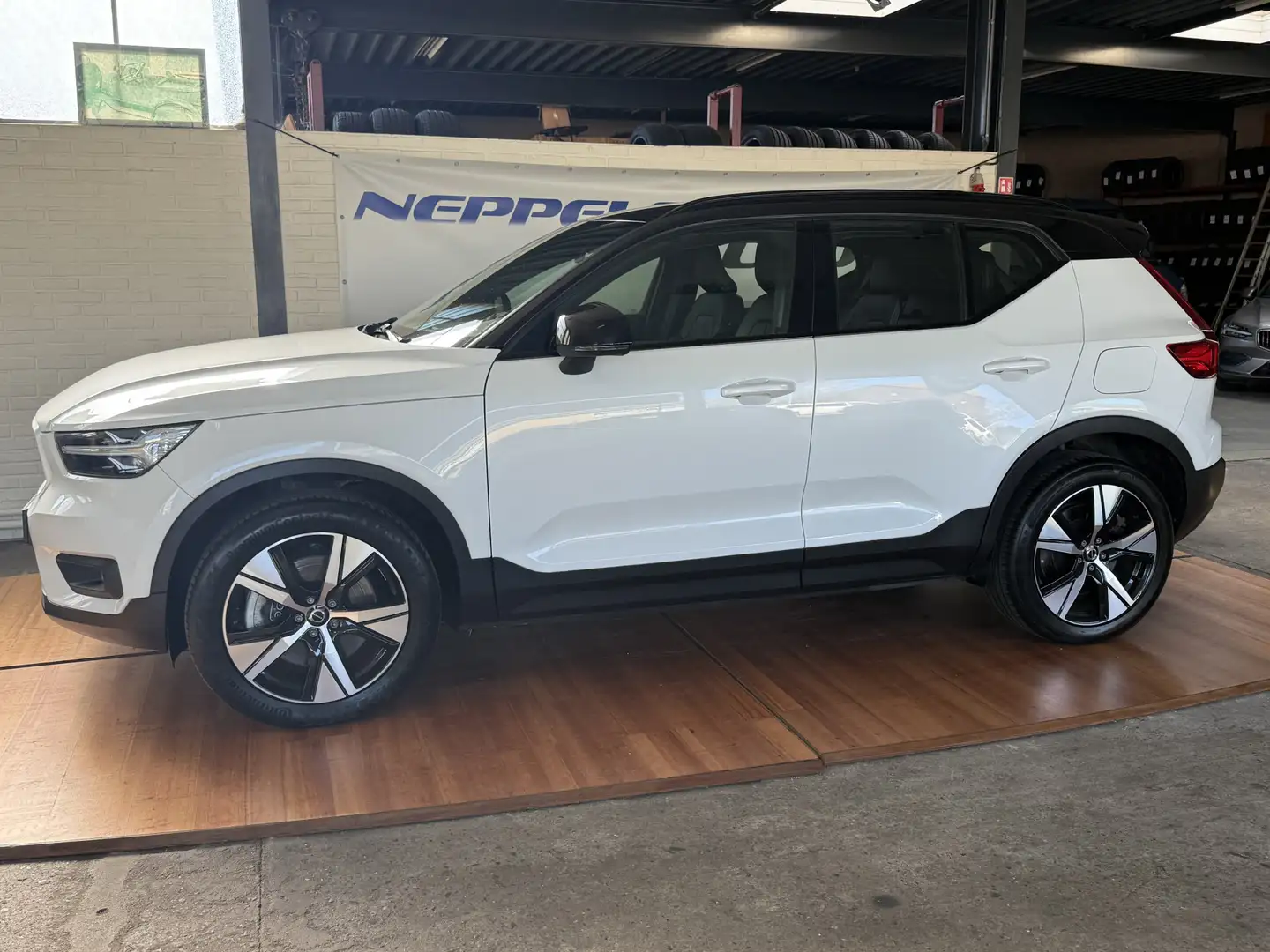 Volvo XC40 Recharge P8 AWD R-Design Wit - 2