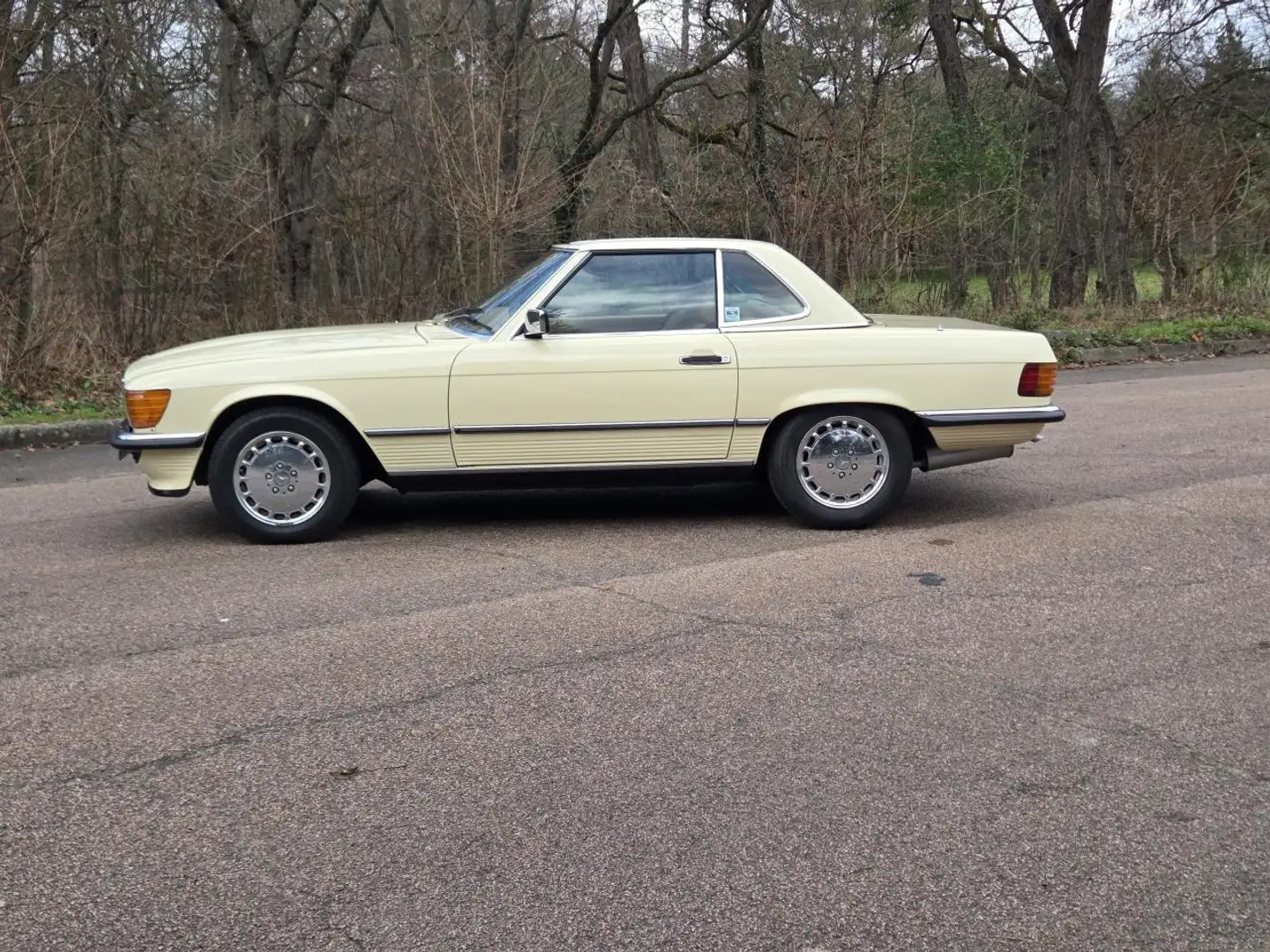 Mercedes-Benz SL 560 560SL Beige - 2