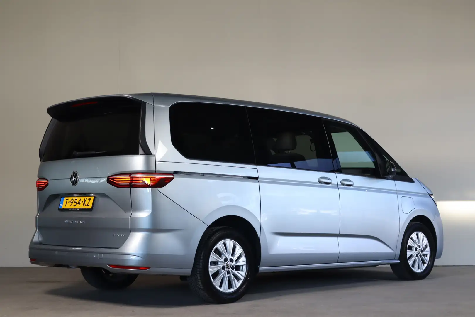 Volkswagen T7 Multivan 1.4 eHybrid L2H1 Style NL-Auto!! Pano-dak I 7-Pers Grijs - 2