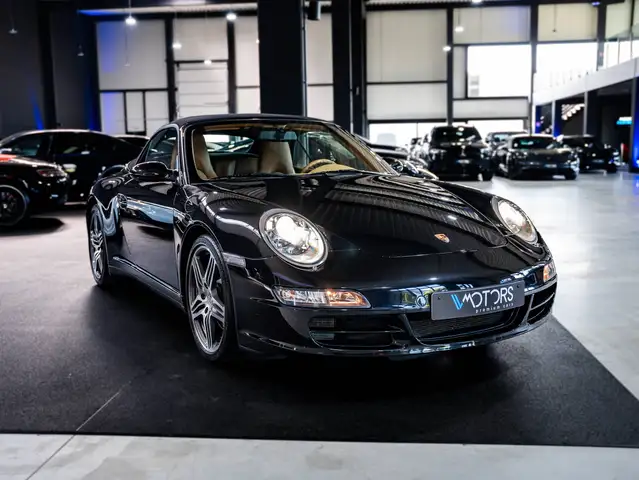Porsche 911 view 7