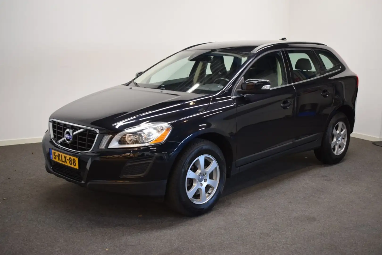 Volvo XC60 2.0 T5 241pk AUT6 Momentum Trekhaak 1800kg/ Leer/ Noir - 2