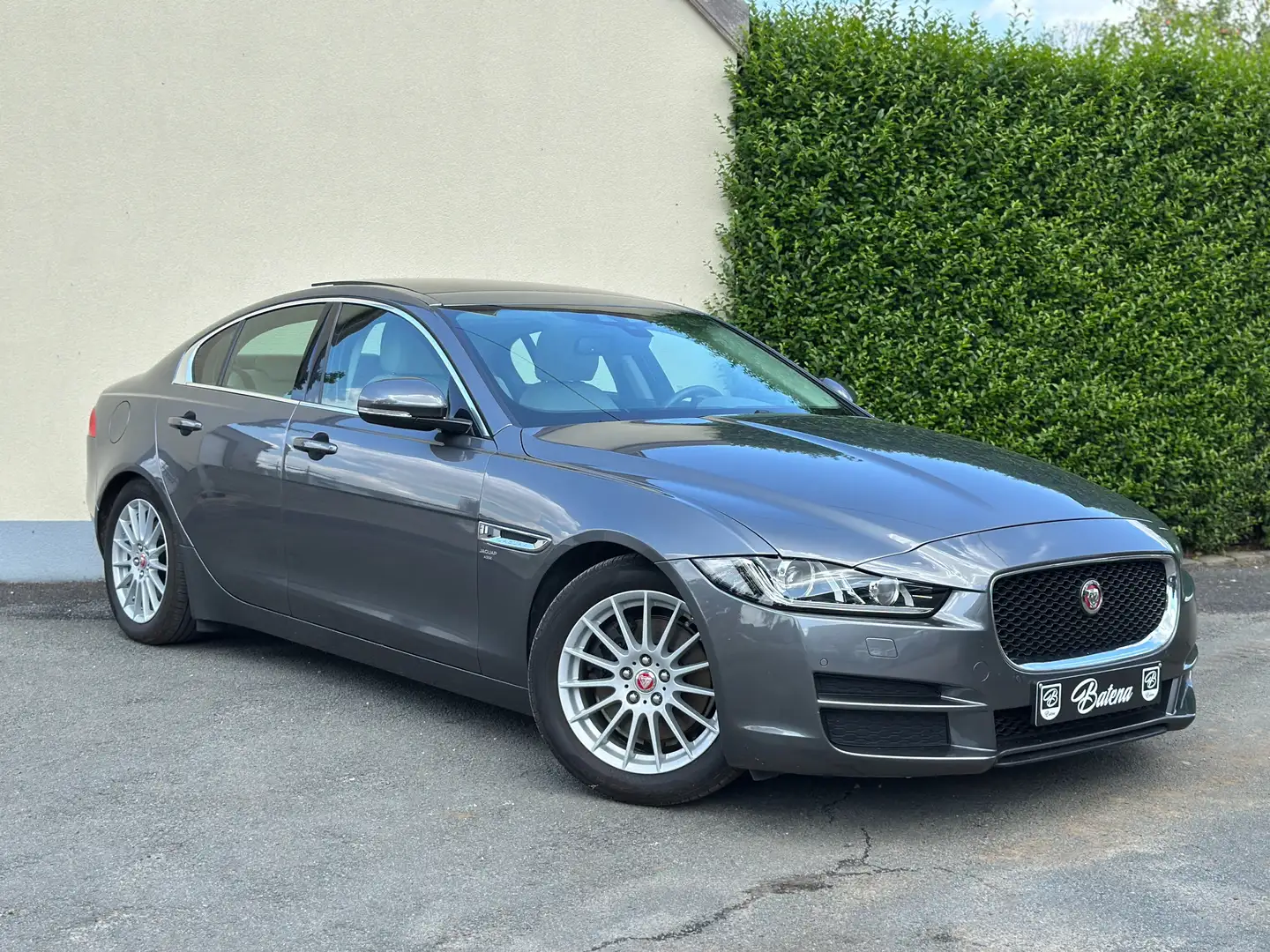 Jaguar XE E-Performance Prestige Opendak Grijs - 1