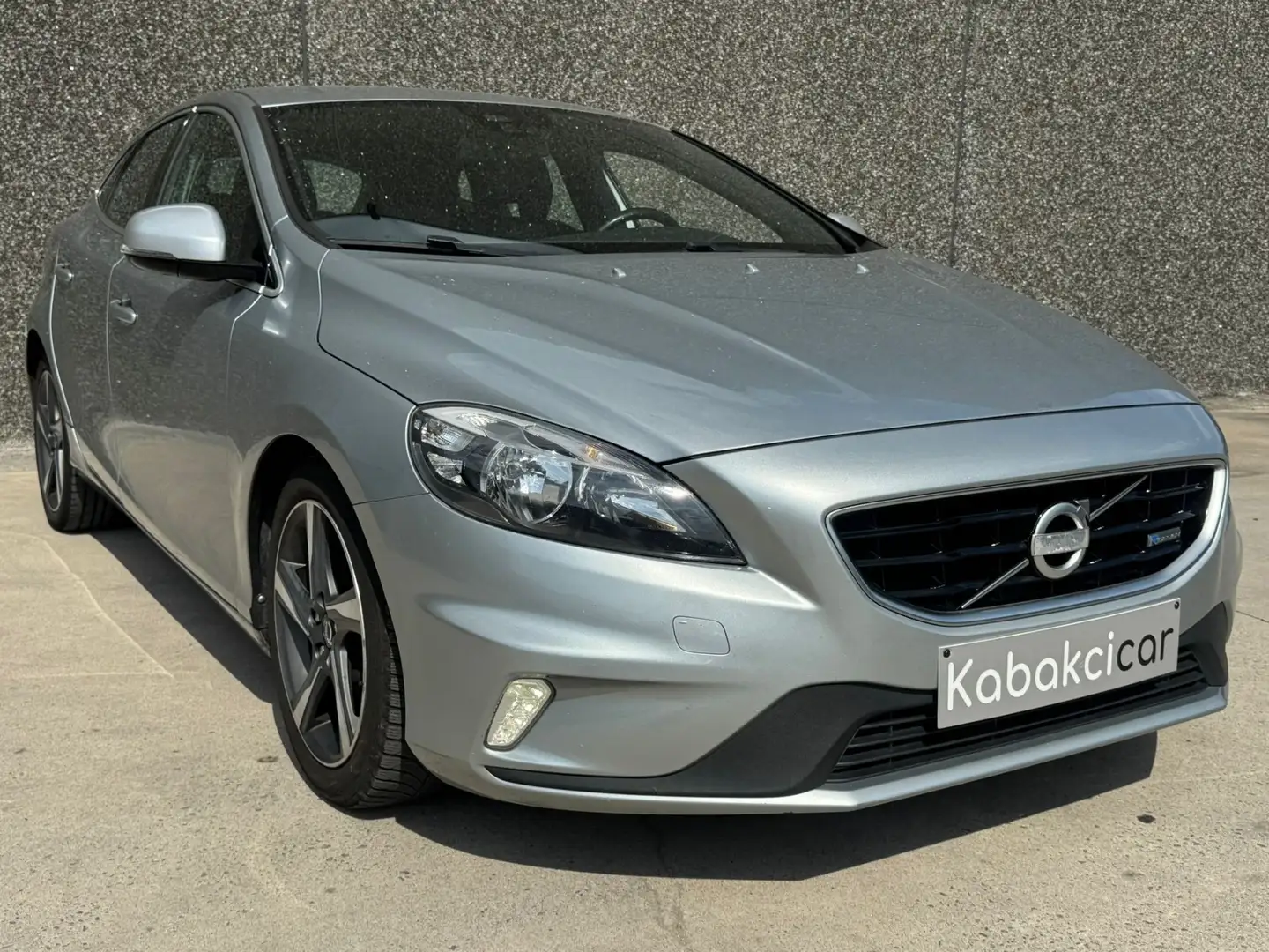 Volvo V40 1.6 D2 Kinetic R-Design// GARANTIE 12 MOIS // Gris - 1