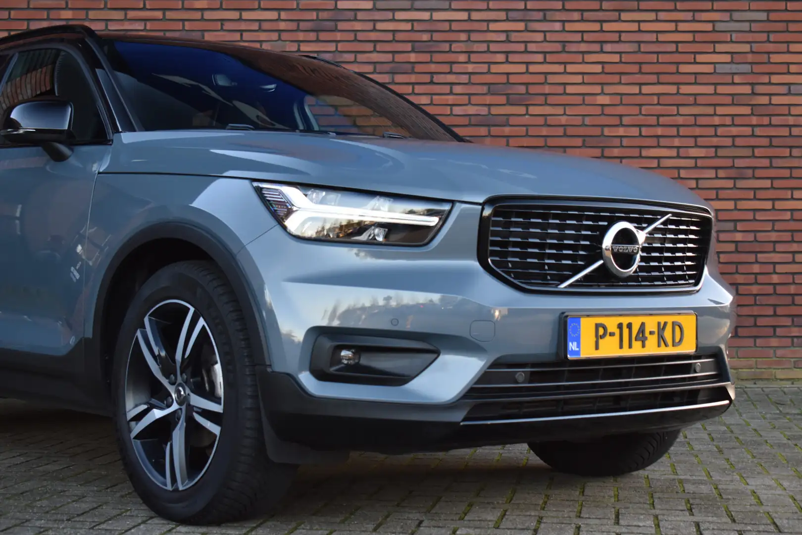 Volvo XC40 T3 163PK Automaat R-Design Gris - 2