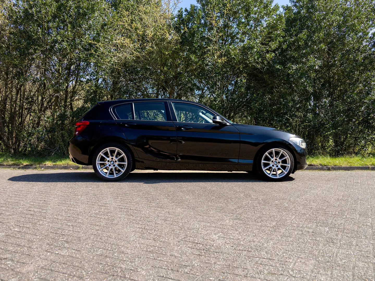 BMW 114 i Business Line Plus | M-stuur | 18" Sport Velgen Zwart - 2