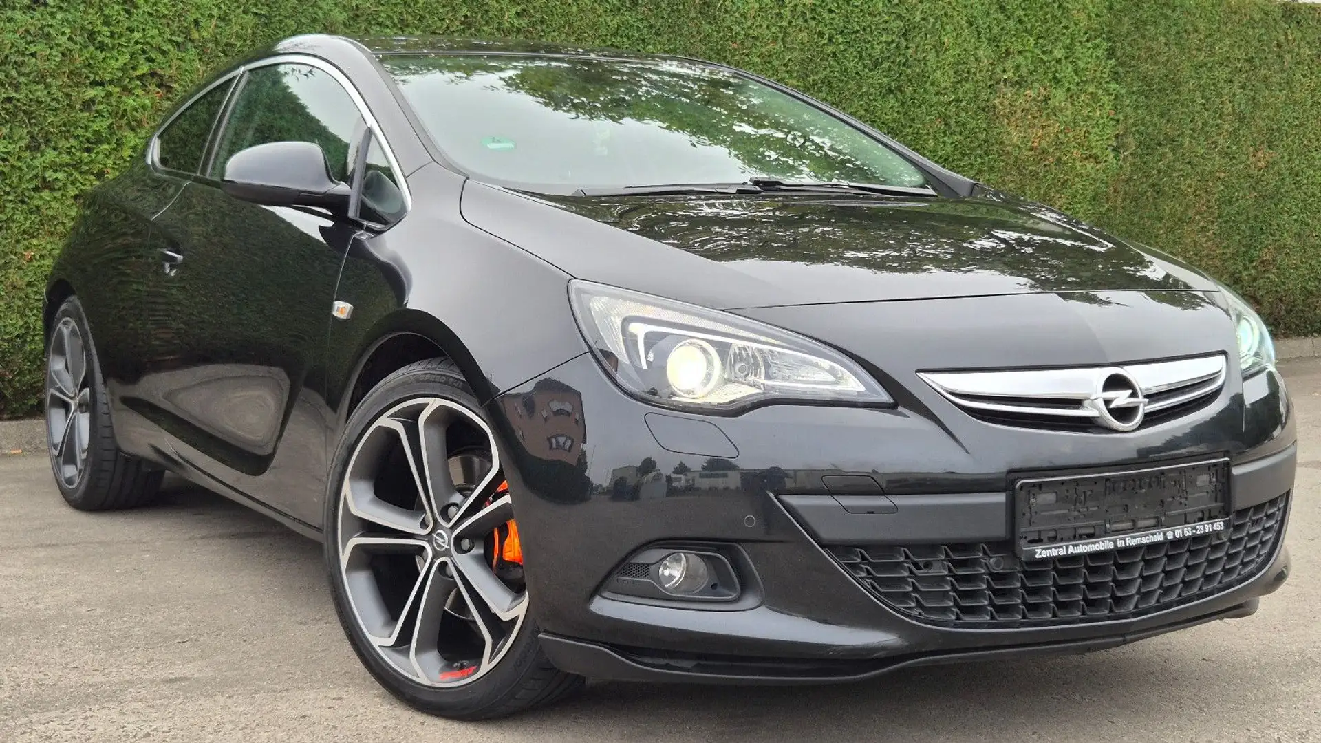 Opel Astra GTC 1.6 Turbo 74.000KM/NAVI/XENON/20 ZOLL Noir - 1