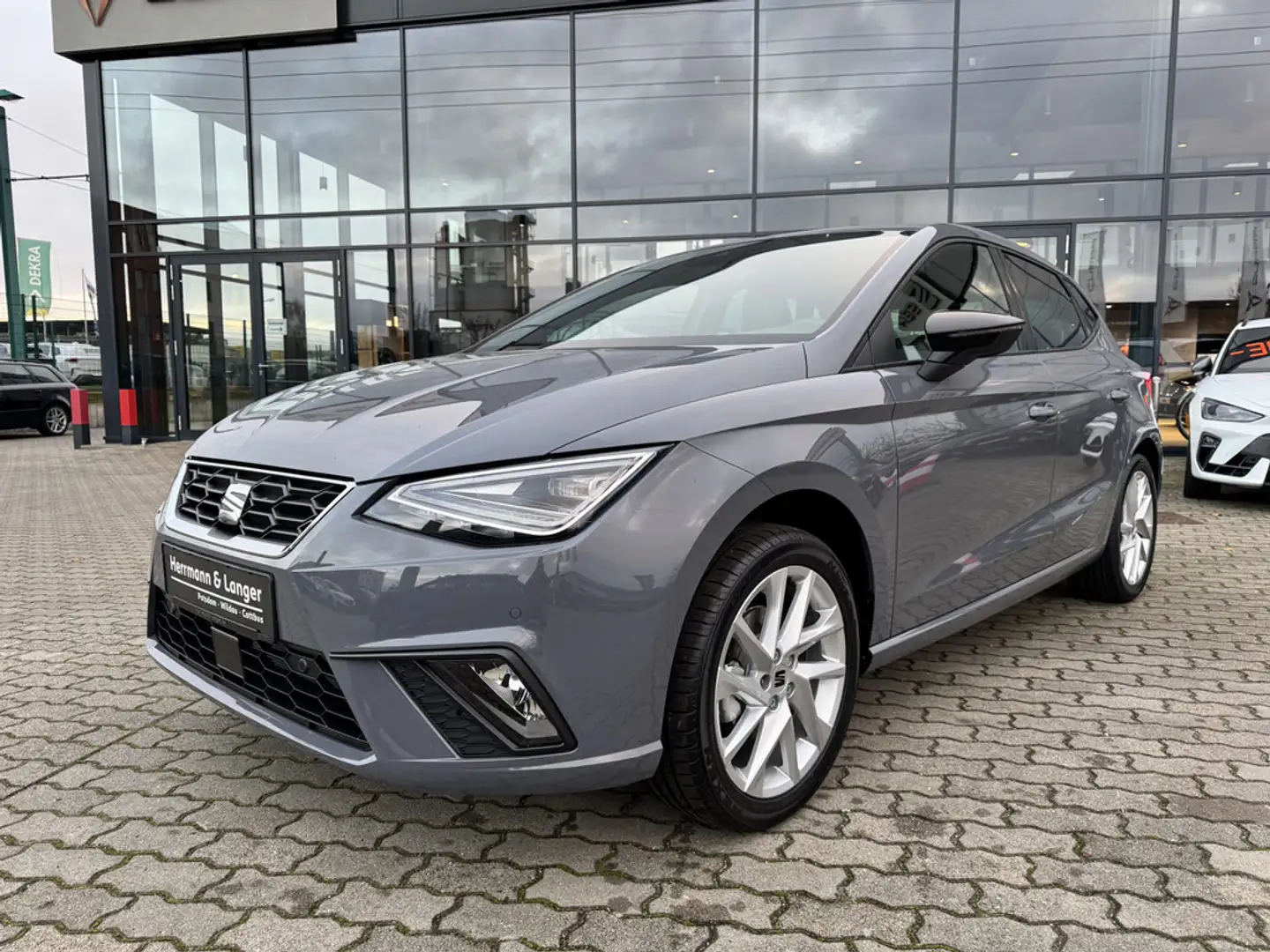 SEAT Ibiza 1.0 TSI DSG FR *XL, SOUND, Dinamica* Grau - 2