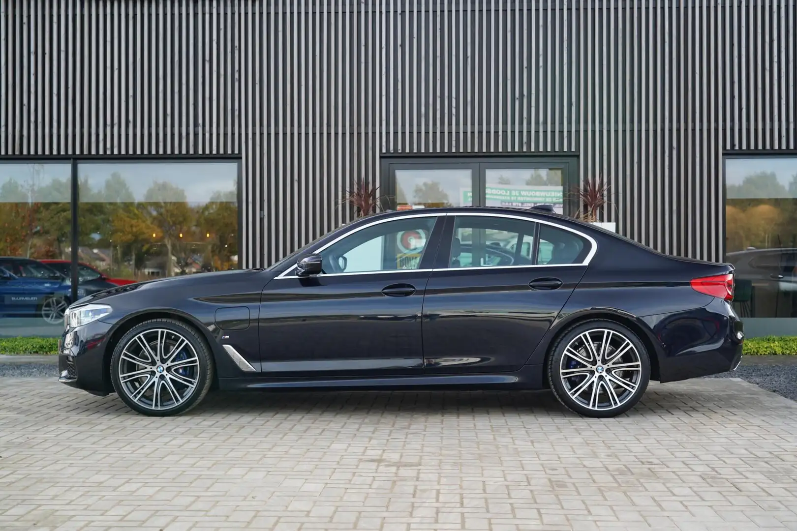 BMW 530 5-serie 530e iPerformance High Executive M | Deale Zwart - 2