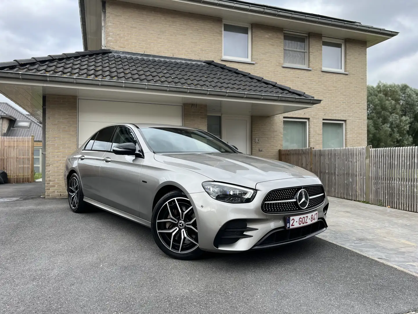 Mercedes-Benz E 300 4Matic 9G-TRONIC AMG Line full first hand Bronze - 1