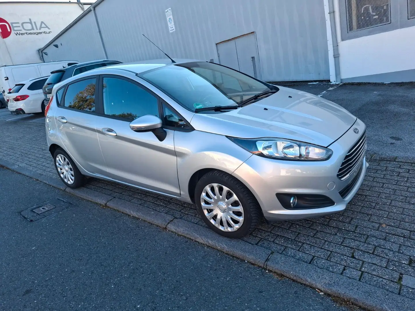 Ford Fiesta Trend  1 HAND TÜV NEU NUR 28500 KM Silber - 1
