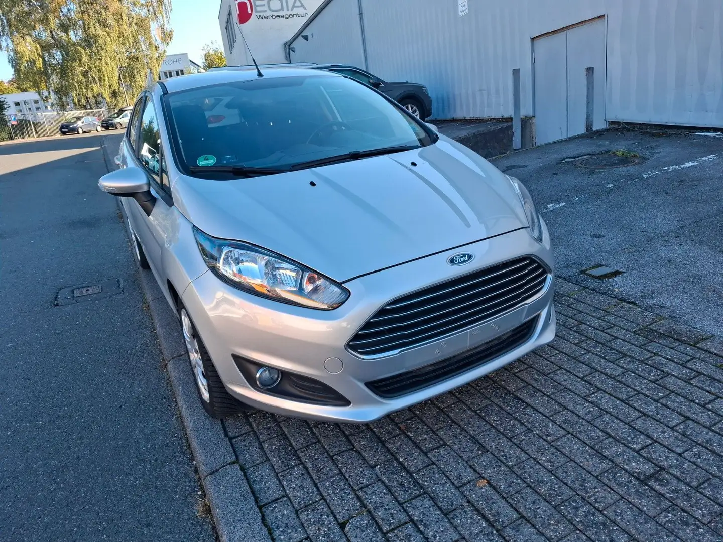 Ford Fiesta Trend  1 HAND TÜV NEU NUR 28500 KM Silber - 2