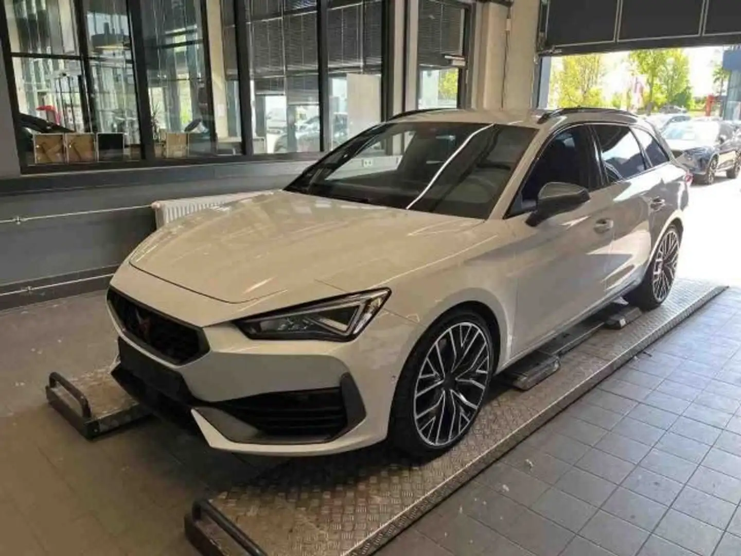 CUPRA Leon ST VZ 2.0TSI 4DRIVE LEDER+LED+NAV+AHK+BEATS Weiß - 2