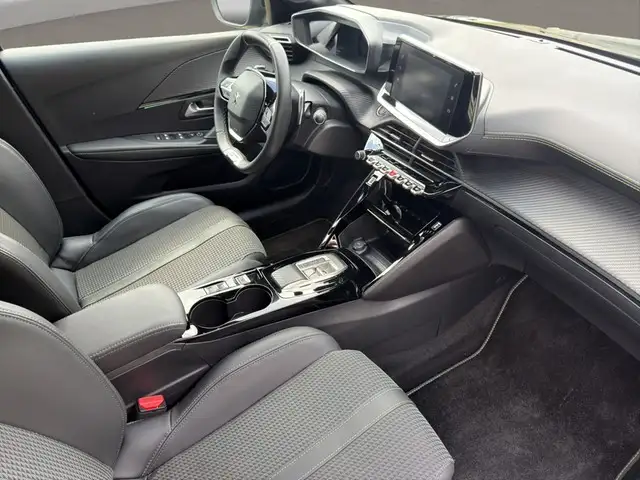Peugeot 208 view 9