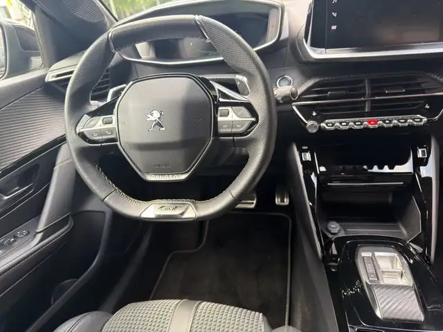 Peugeot 208 view 10