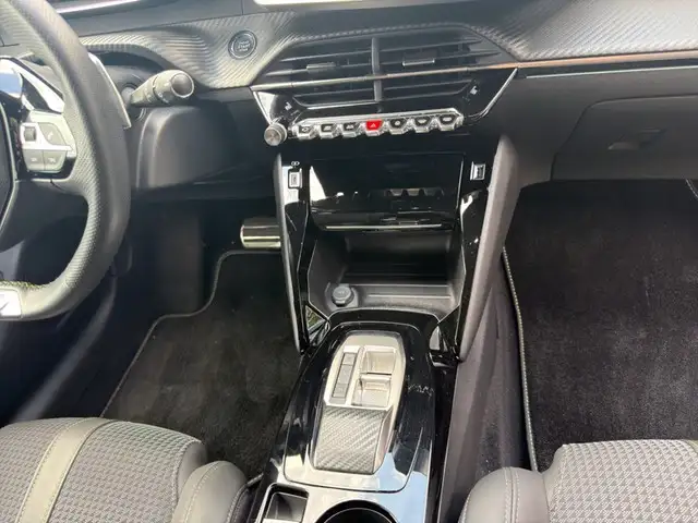 Peugeot 208 view 11