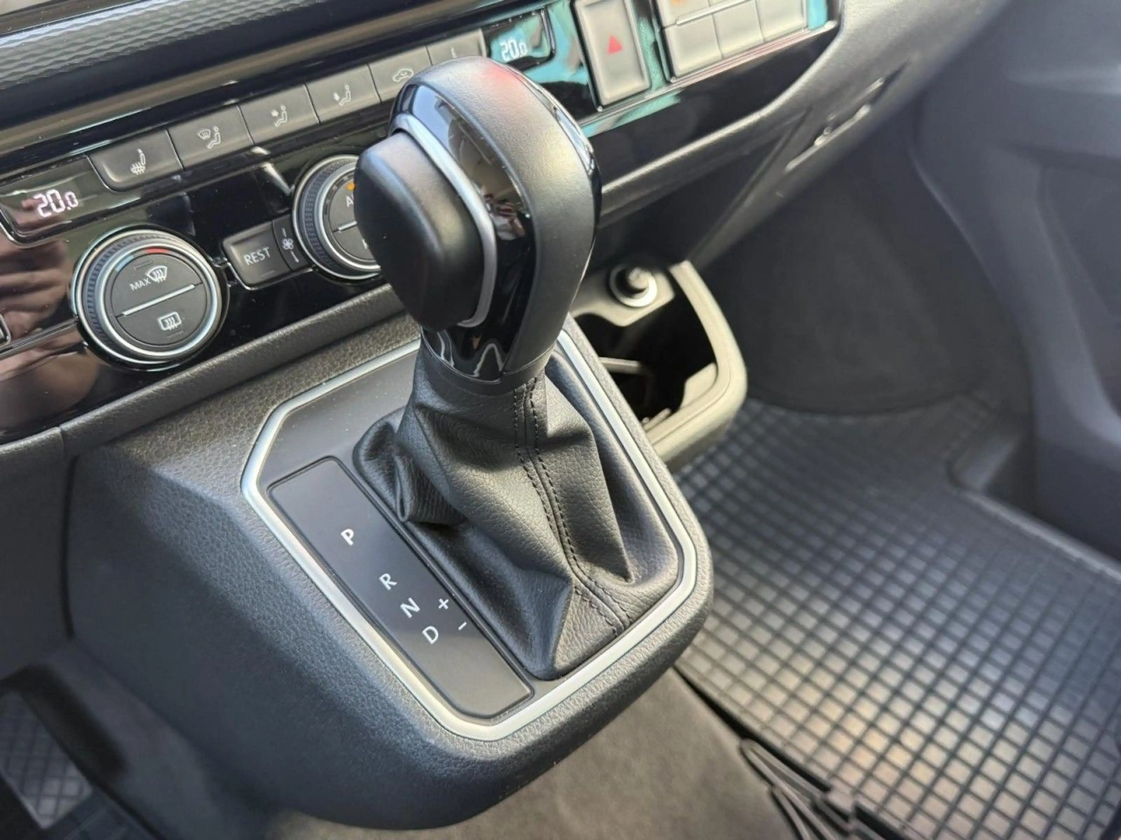 Volkswagen T6.1 Multivan 2,0TDI Generation SIX DSG AHK,STHZ Klima Navi — photo 13