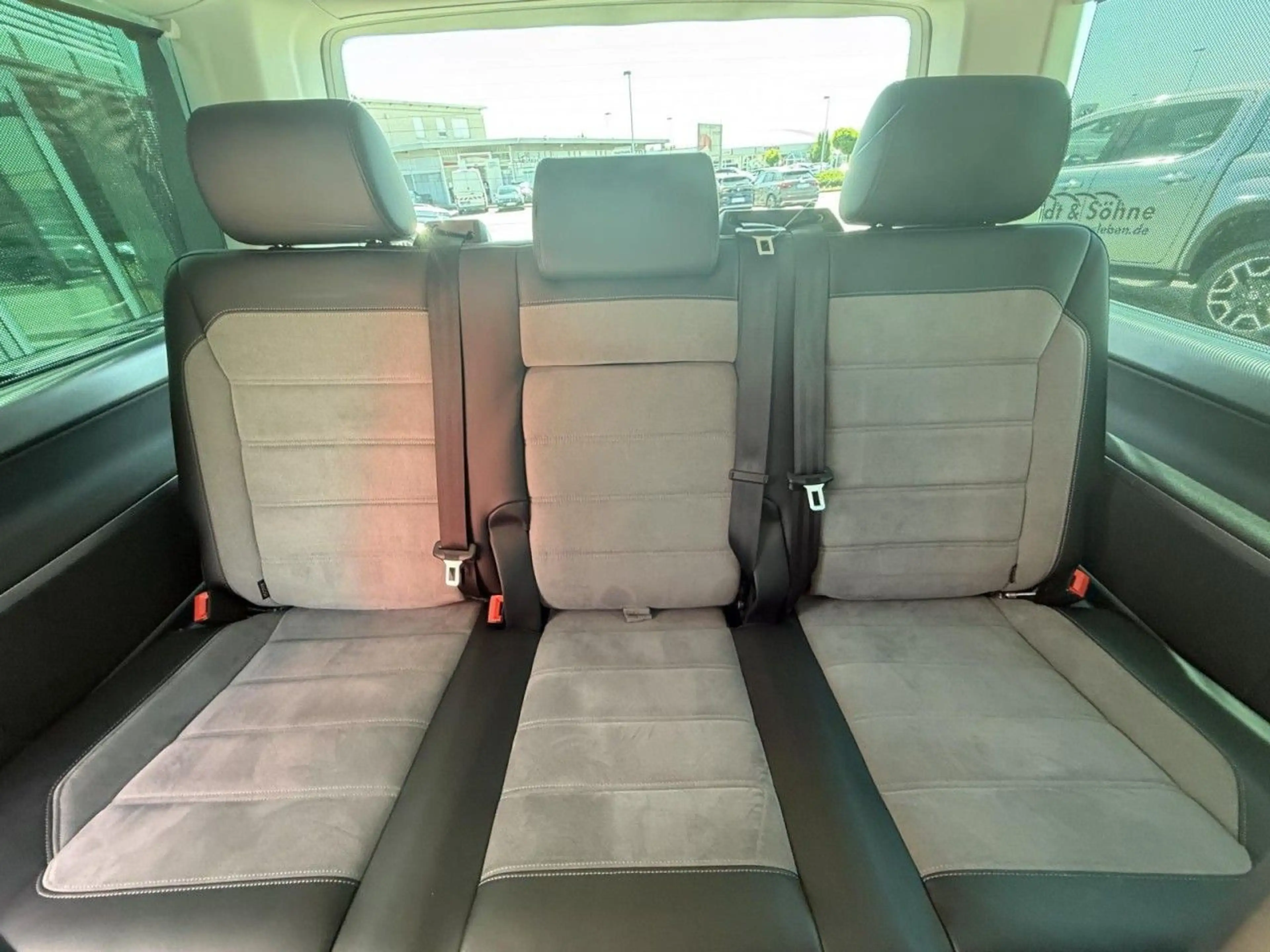 Volkswagen T6.1 Multivan 2,0TDI Generation SIX DSG AHK,STHZ Klima Navi — photo 15