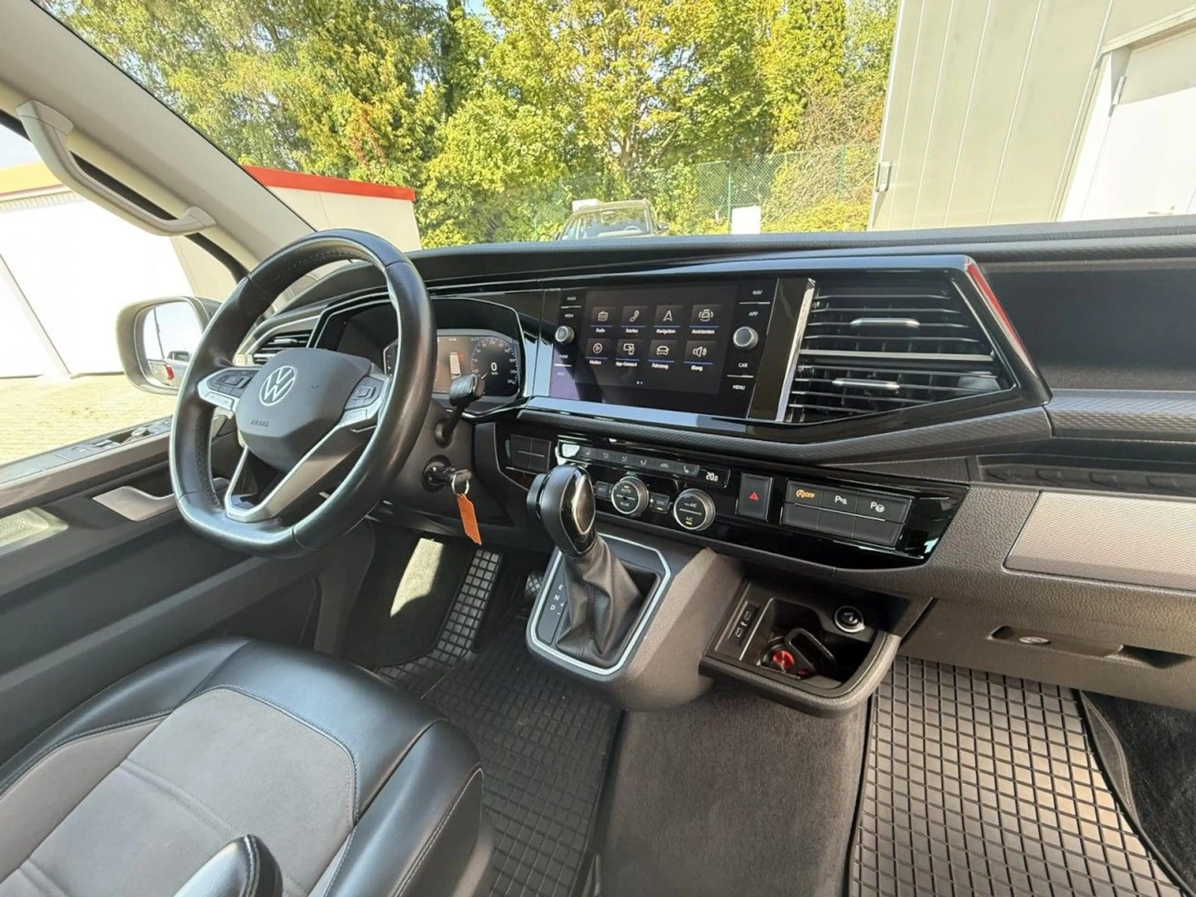 Volkswagen T6.1 Multivan 2,0TDI Generation SIX DSG AHK,STHZ Klima Navi — photo 9
