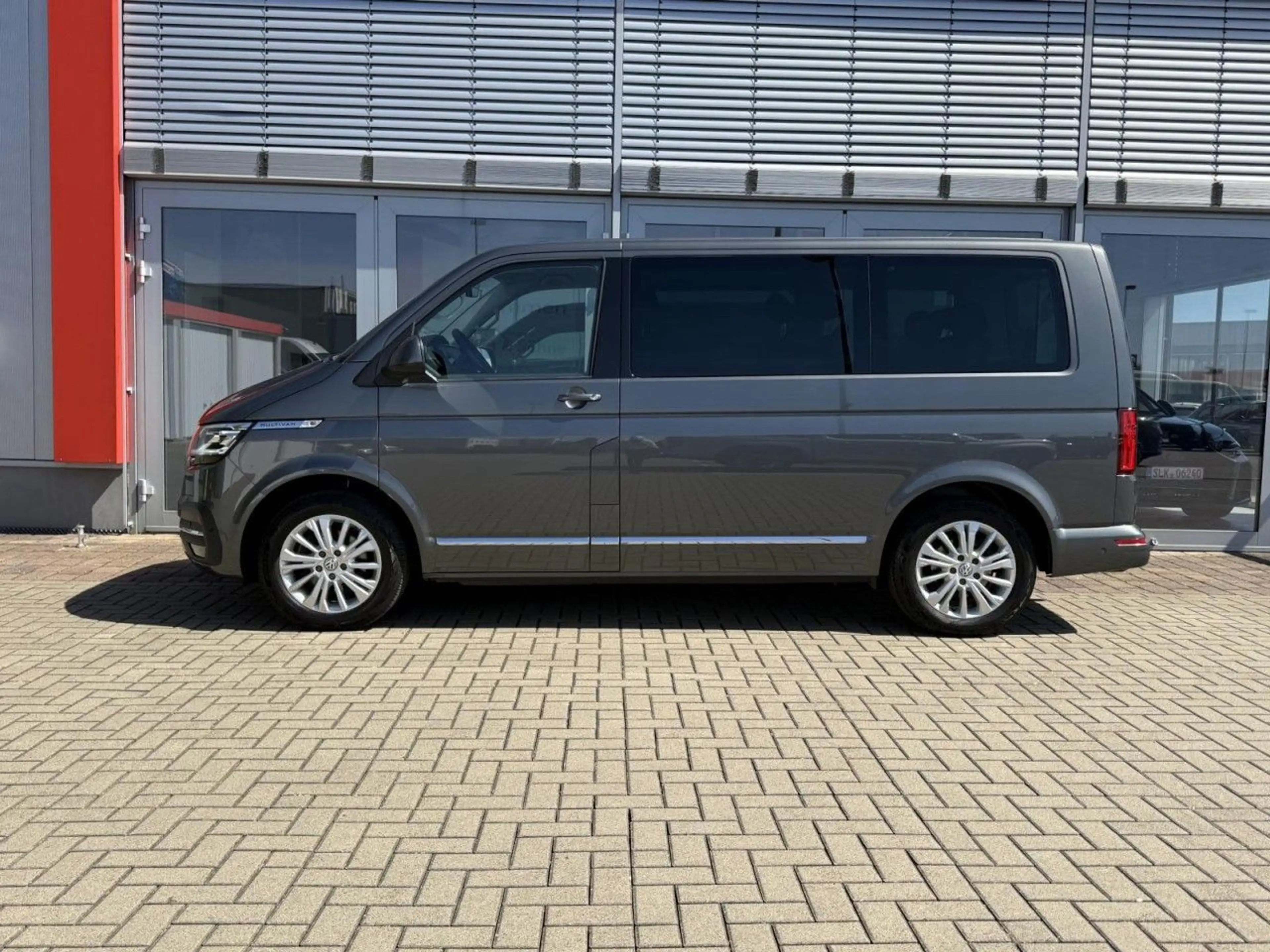 Volkswagen T6.1 Multivan 2,0TDI Generation SIX DSG AHK,STHZ Klima Navi — photo 3
