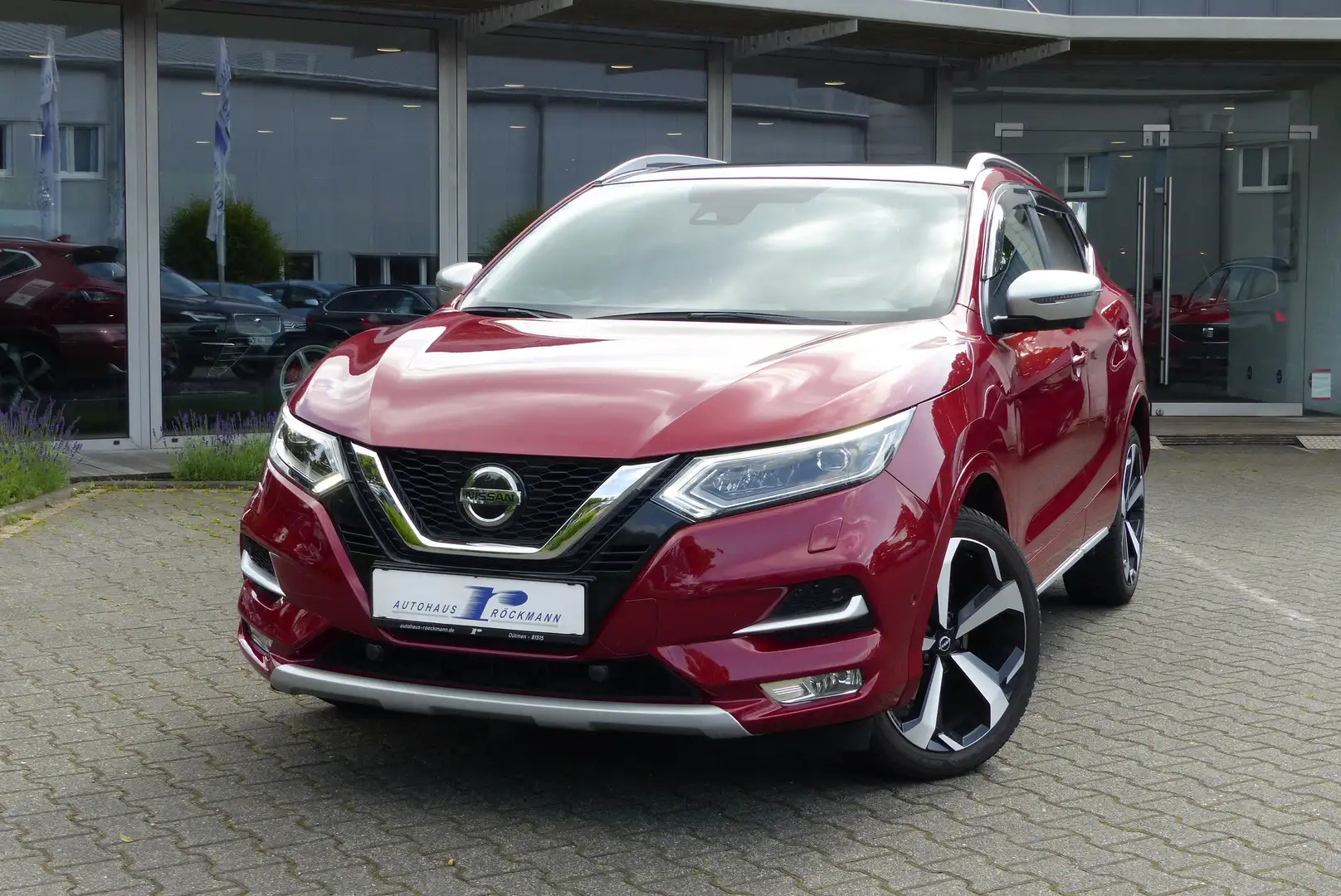Nissan Qashqai 1.5 DCi Aut. Tekna+  AHK Panorama Navi Leder Kamer Rot - 2