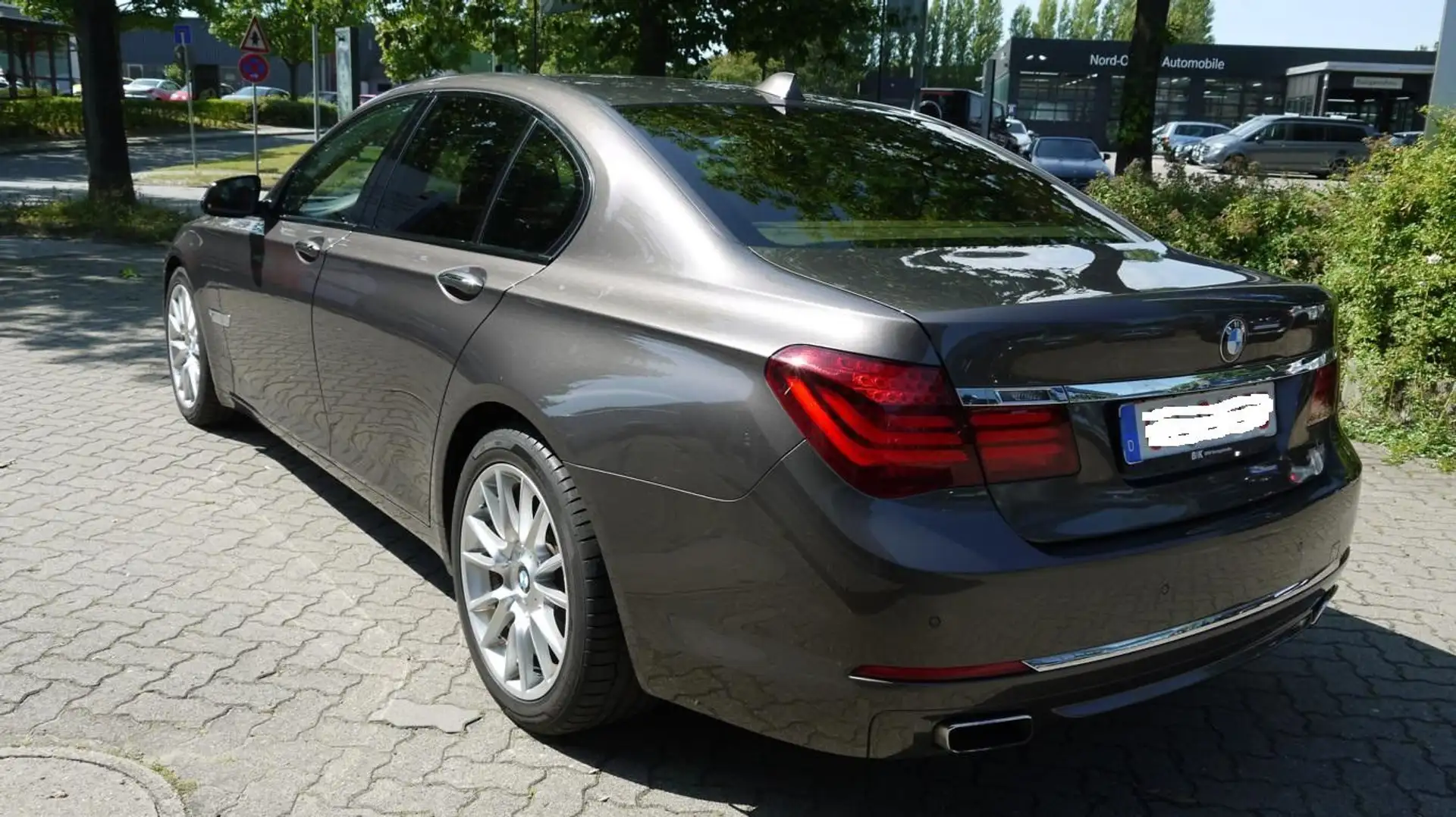 BMW 750 i xDrive Hnědá - 2