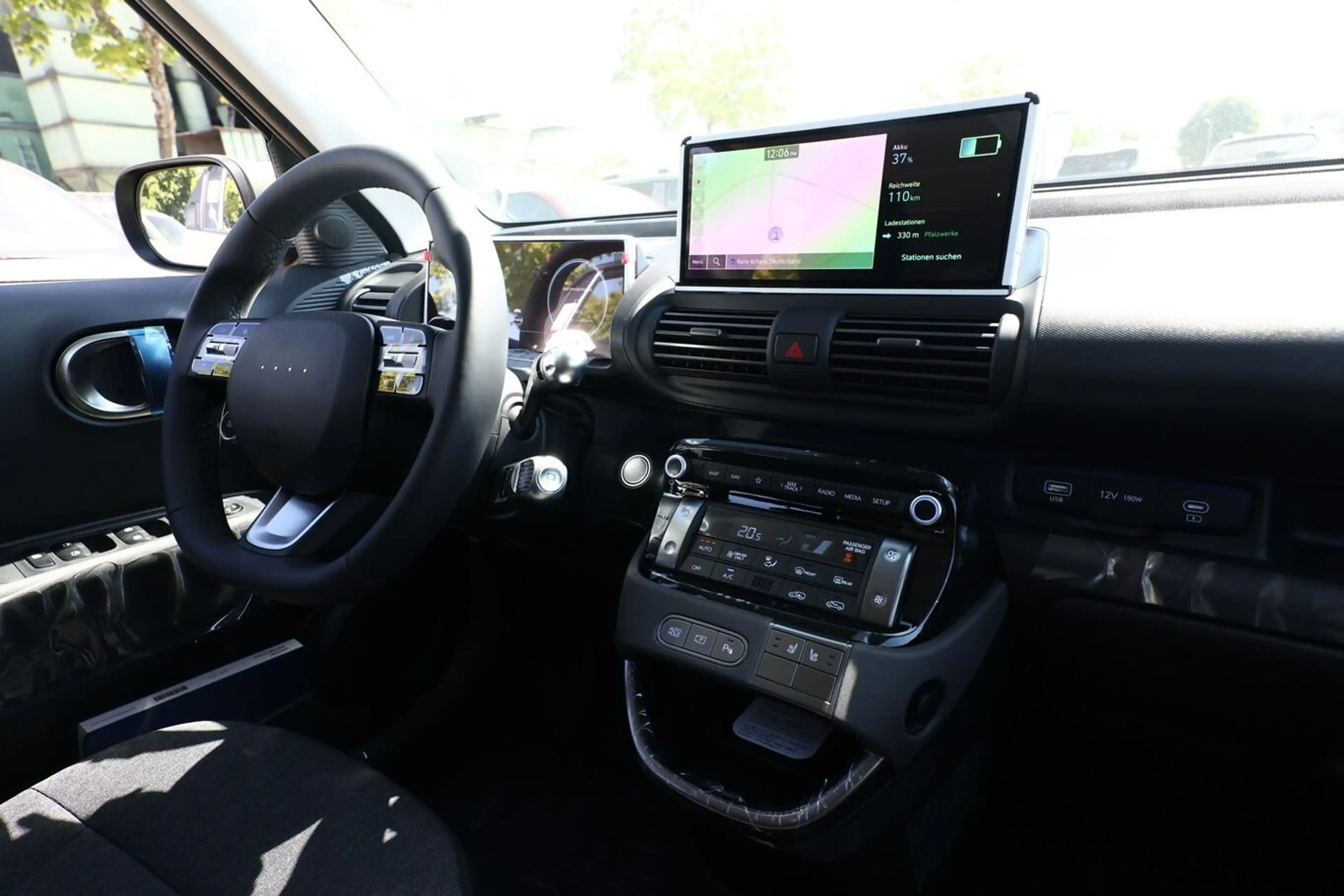 Hyundai Inster 49 kWh Nav Pano 17Z SHZ Privacy ACC LED — photo 9