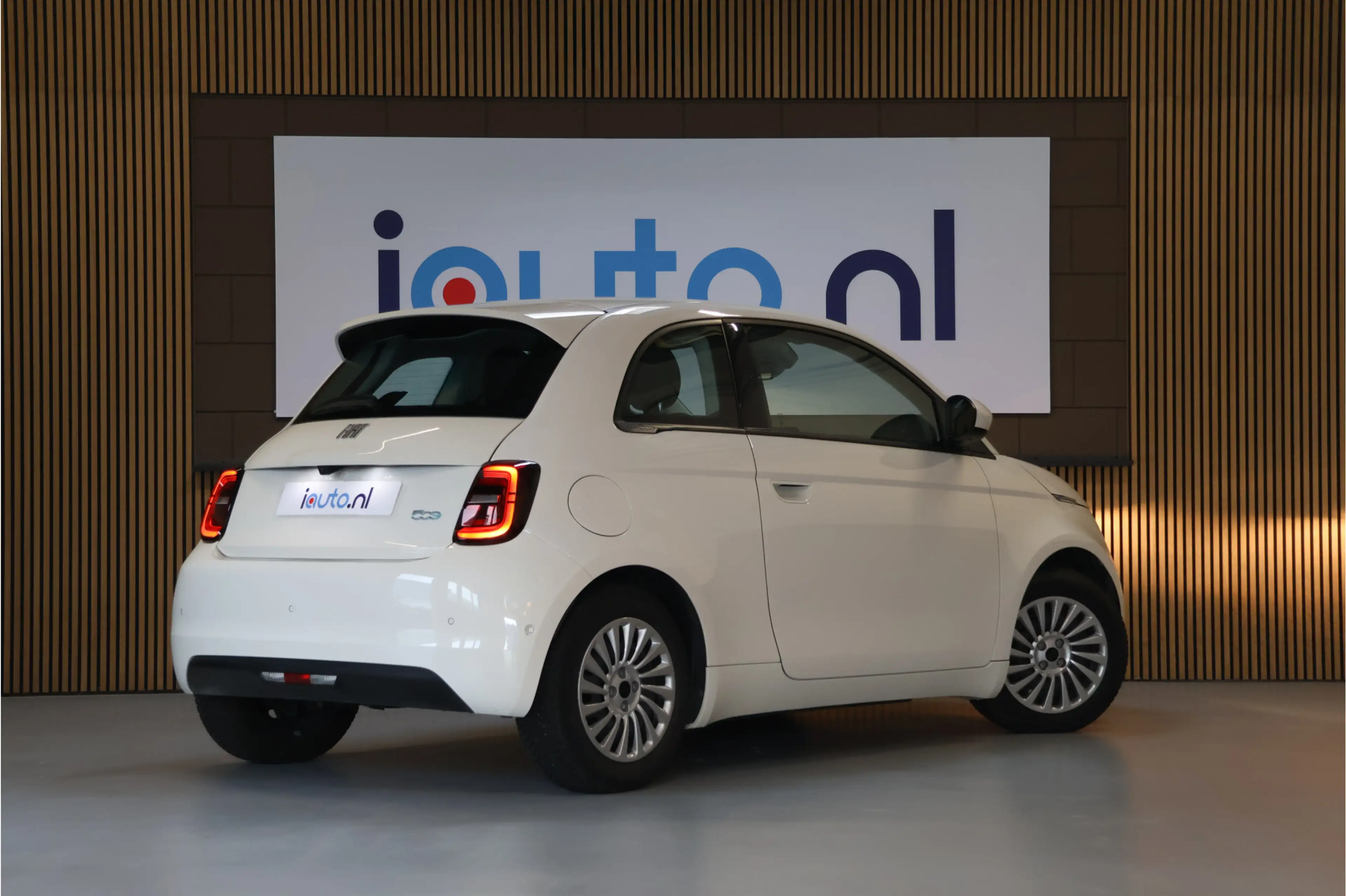 Fiat 500 Urban 42 kWh Keyless/Stoelverw/CarPlay/Camera/15" — photo 2