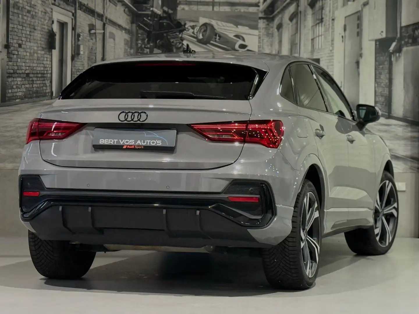Audi Q3 Sportback 45 TFSI e S Edition Grijs - 2