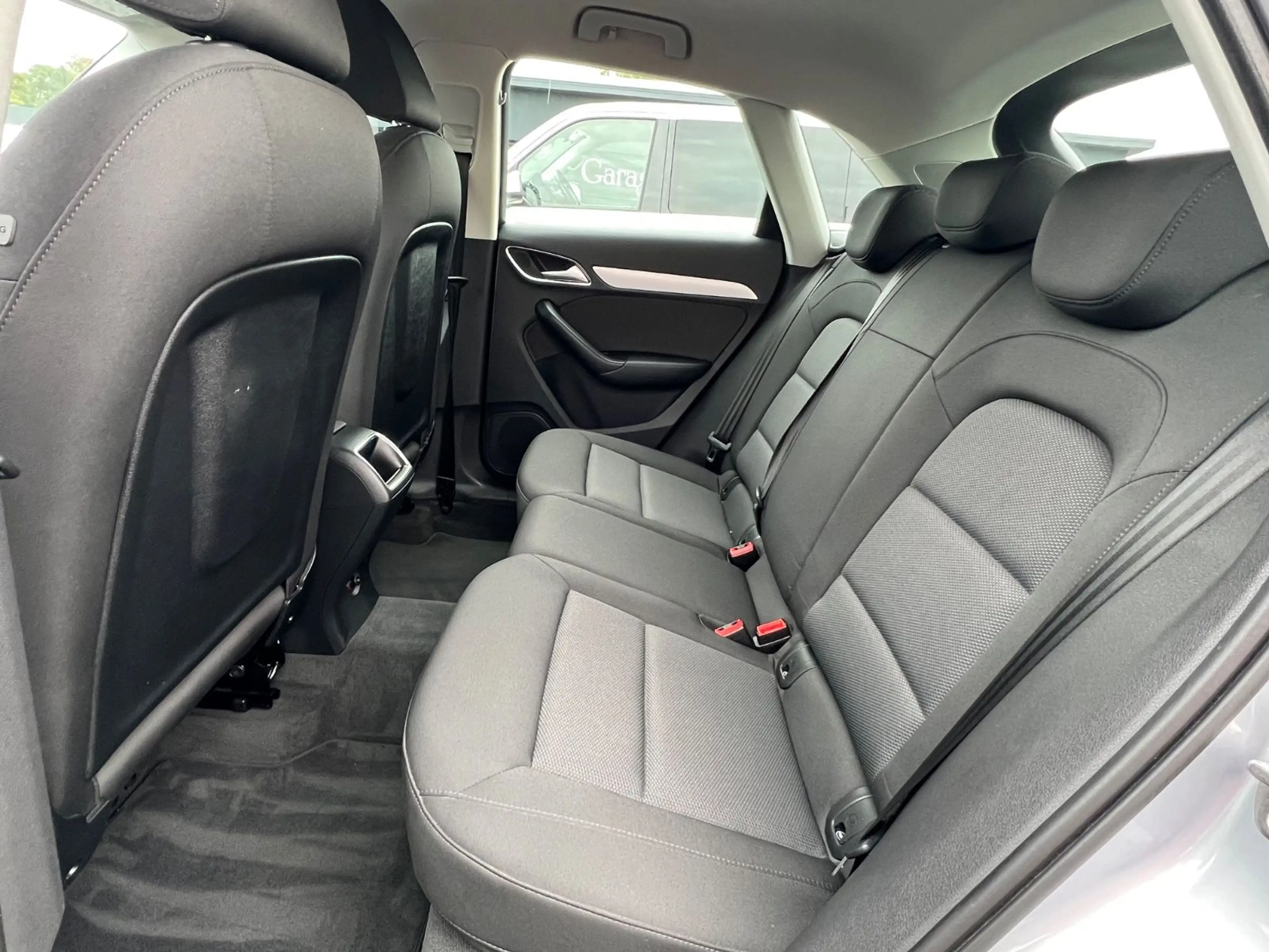 Audi Q3 1.Hand Navigation PDC LED Bluetooth Klima — photo 11